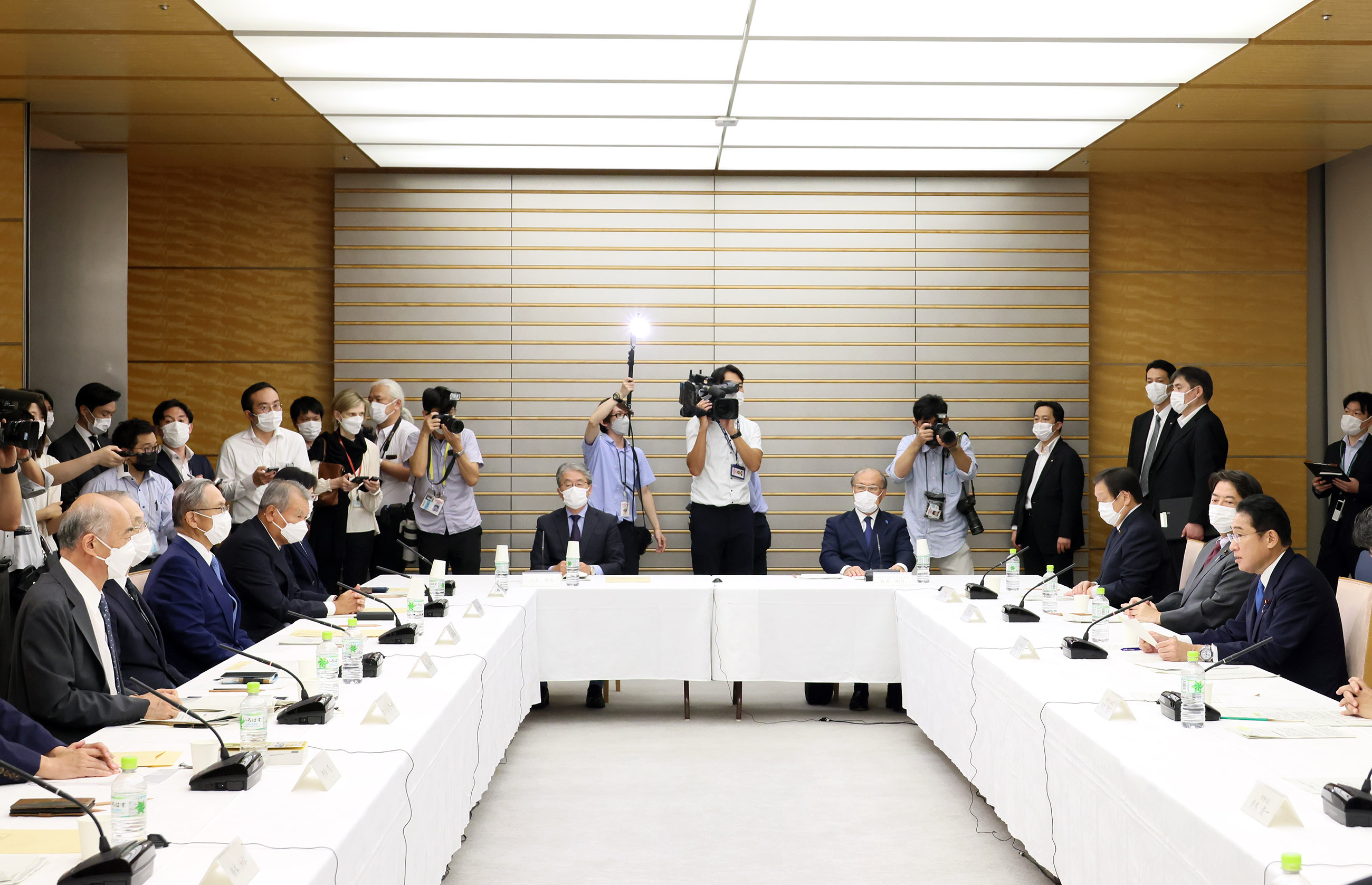会議のまとめを行う岸田総理３
