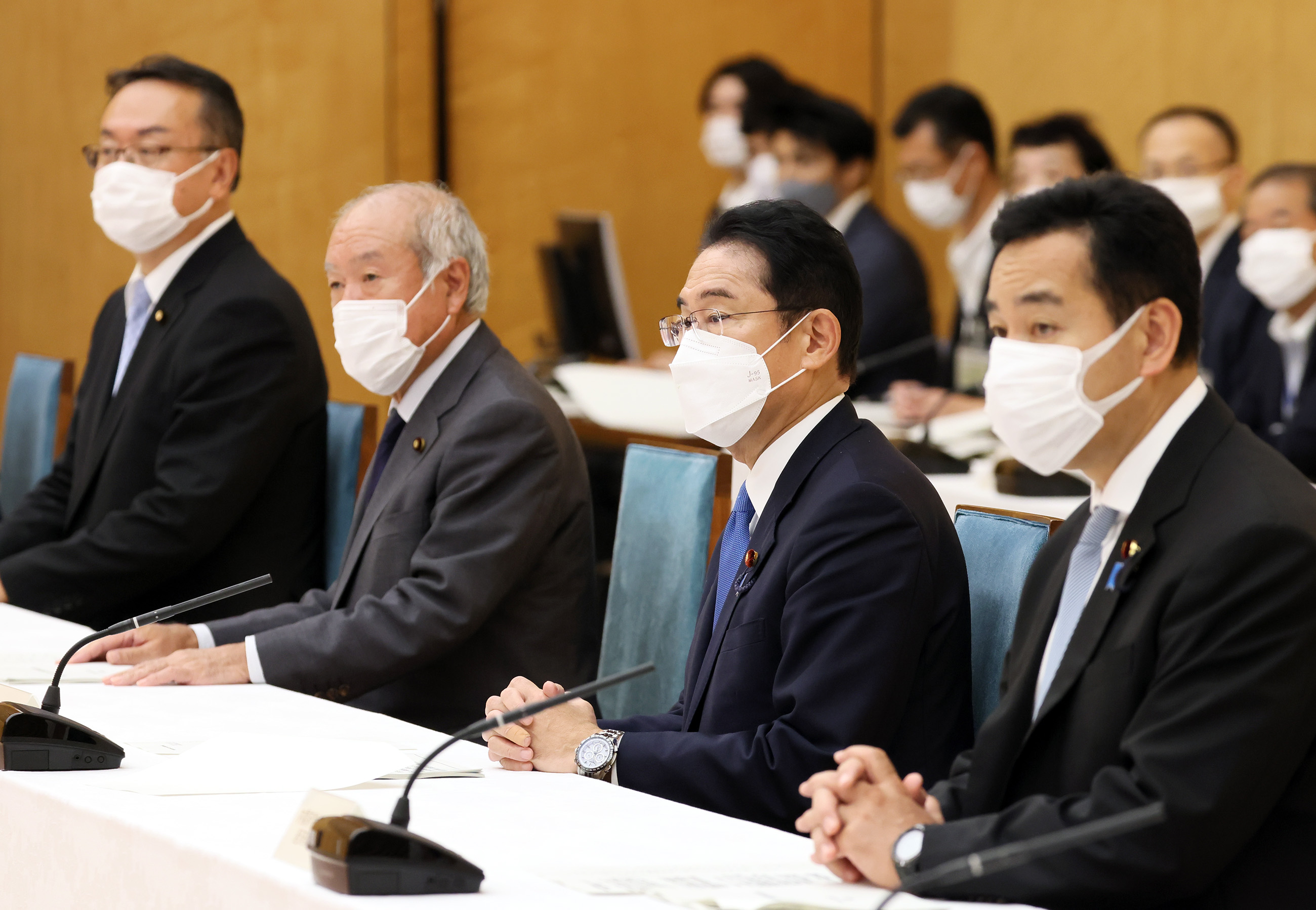 会議に臨む岸田総理１