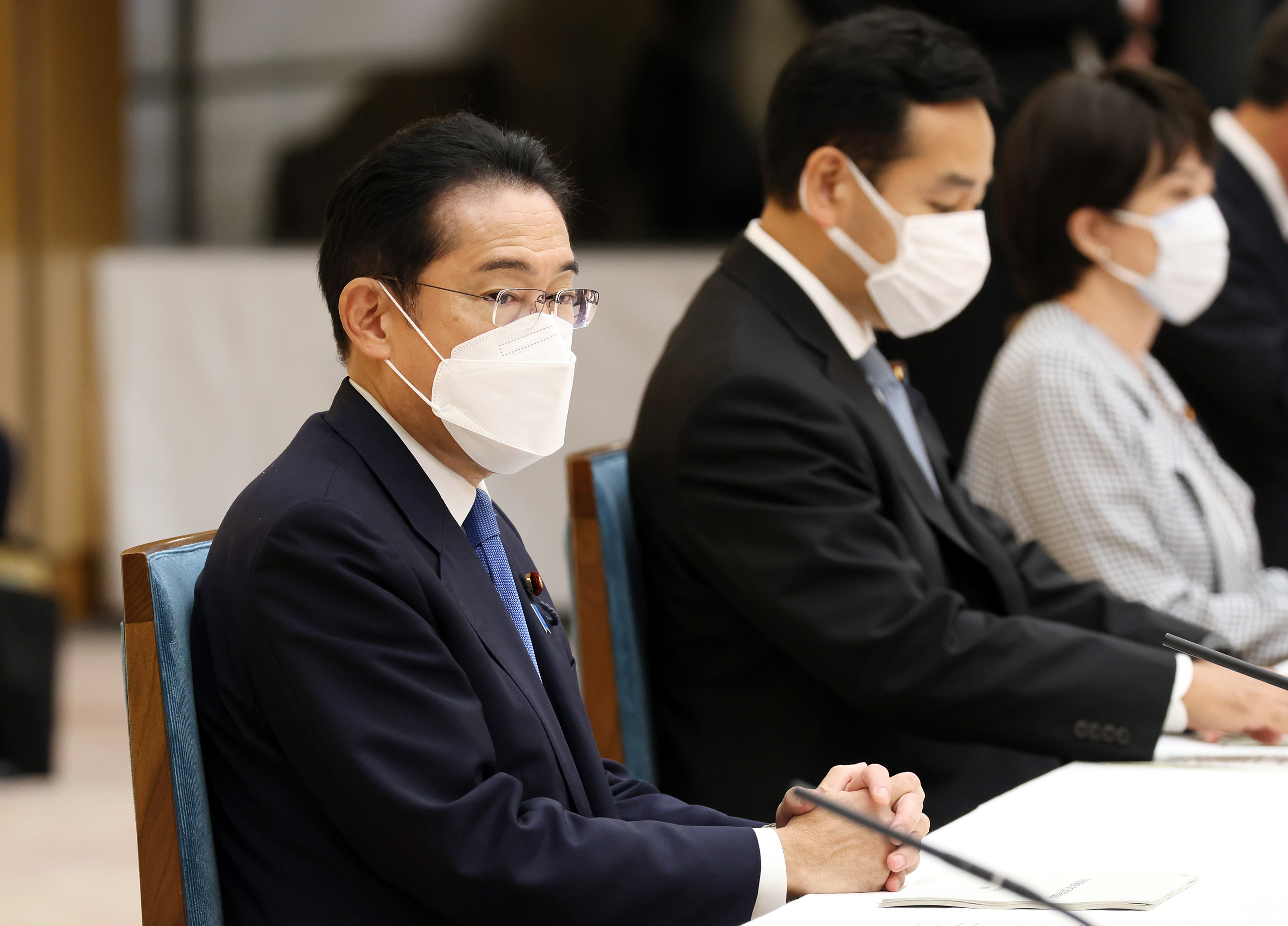 会議に臨む岸田総理２