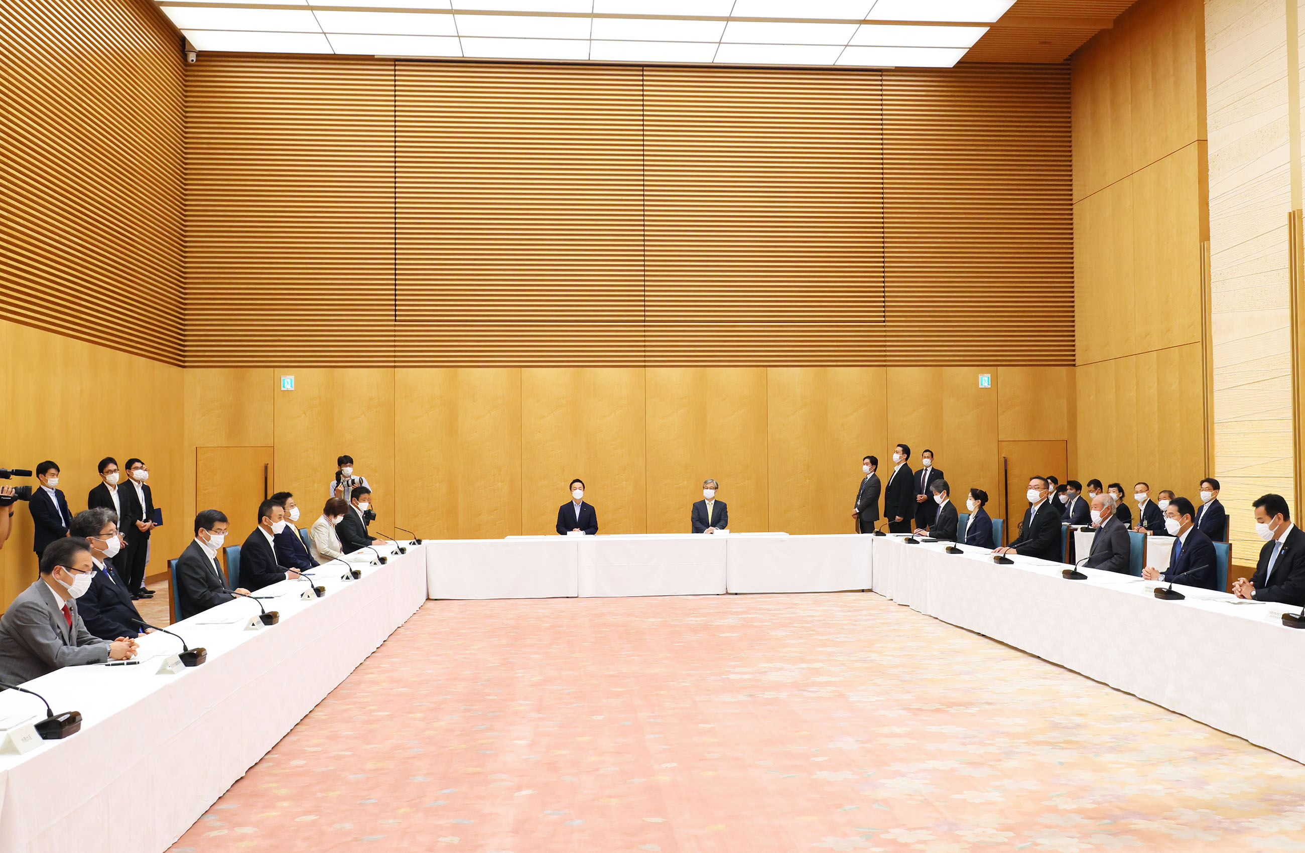 会議に臨む岸田総理３