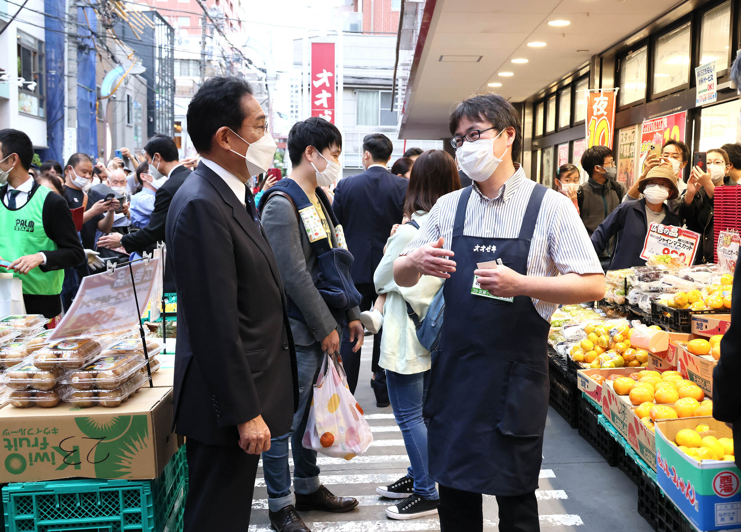 スーパーを視察する岸田総理２