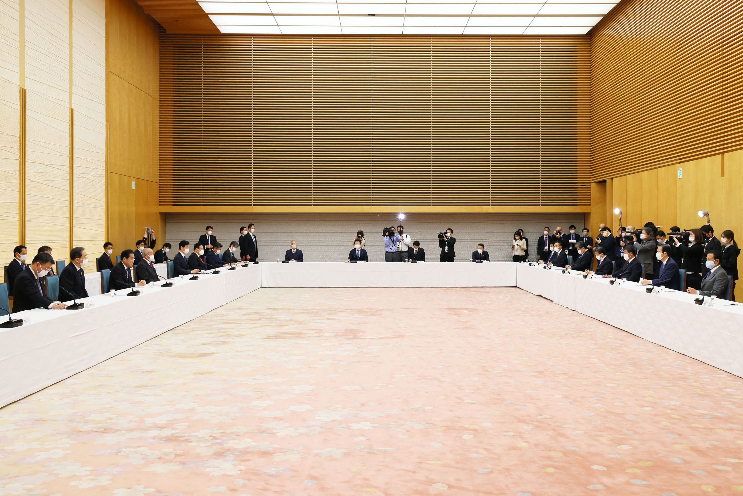 挨拶する岸田総理３