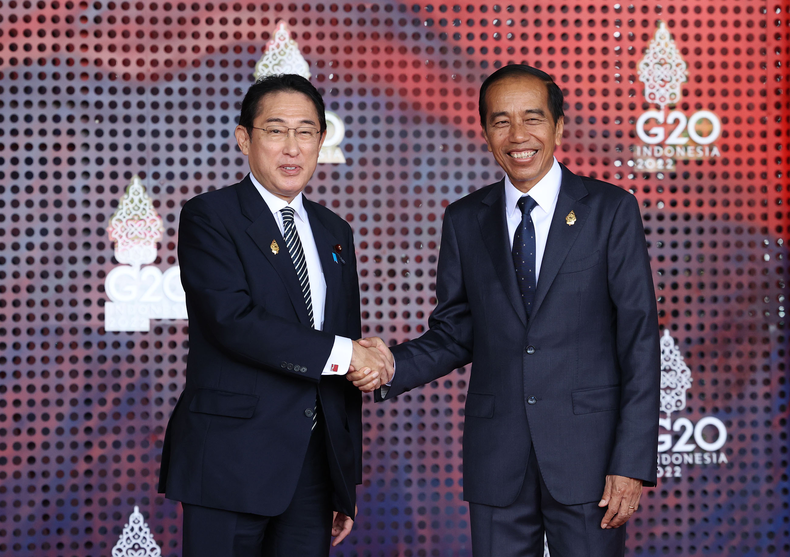 ジョコ・ウィドド・インドネシア大統領による出迎えを受ける岸田総理