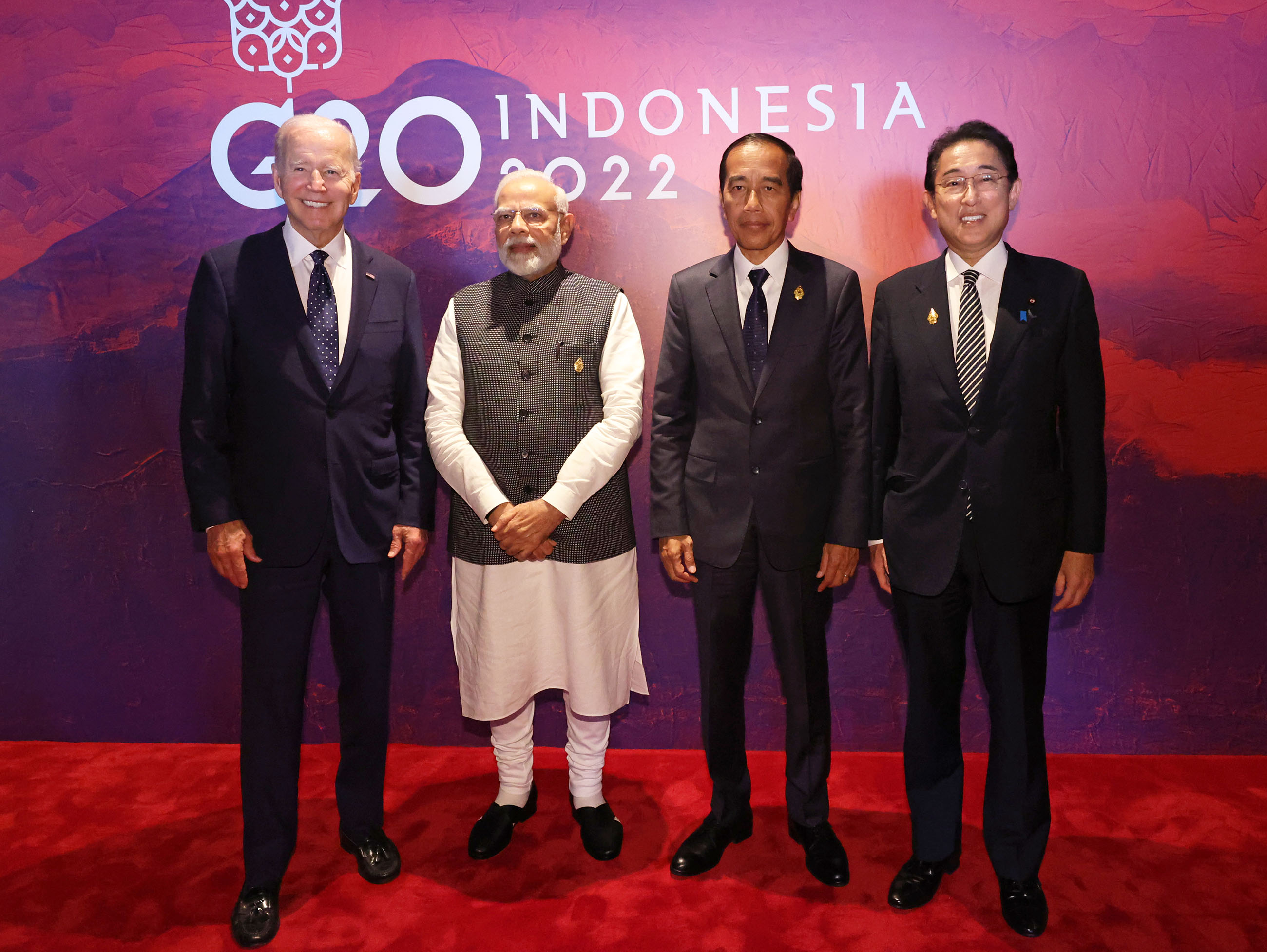 ジョセフ・バイデン米国大統領、ナレンドラ・モディ・インド首相及びジョコ・ウィドド・インドネシア大統領との写真撮影