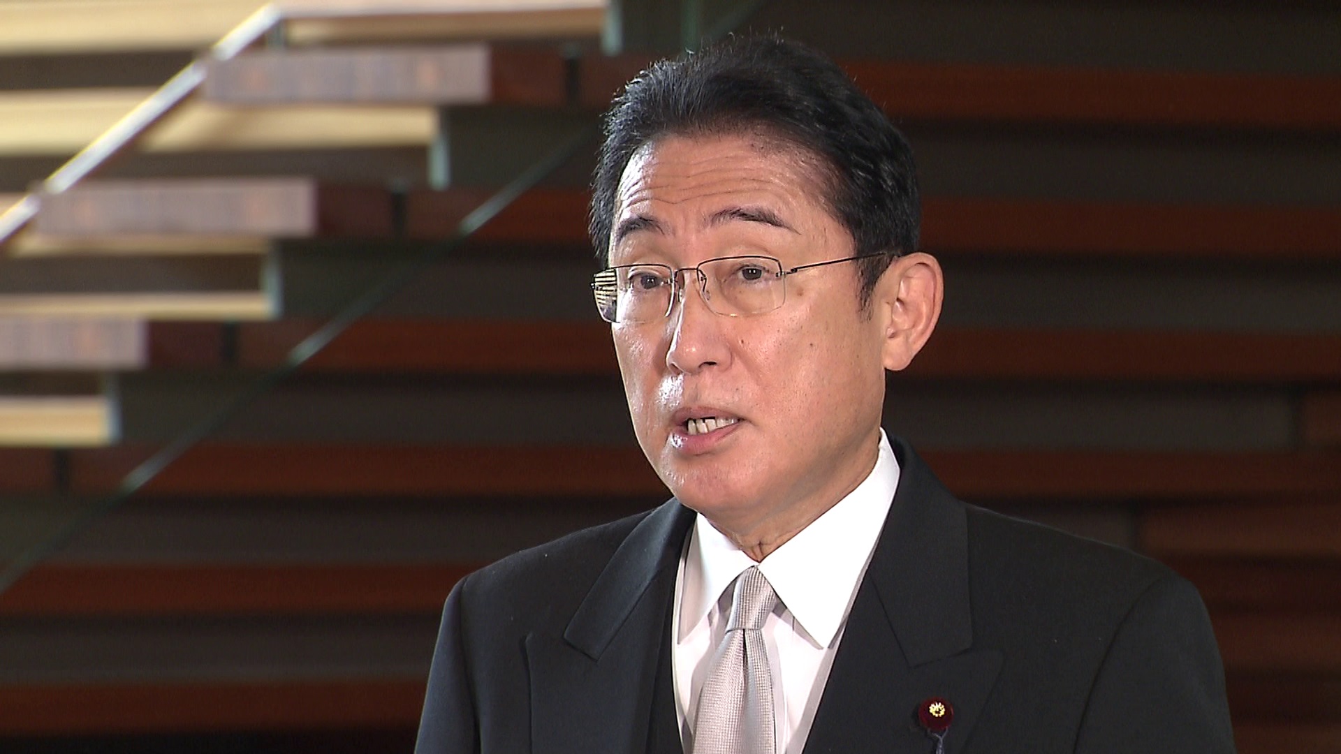 記者の質問に答える岸田総理