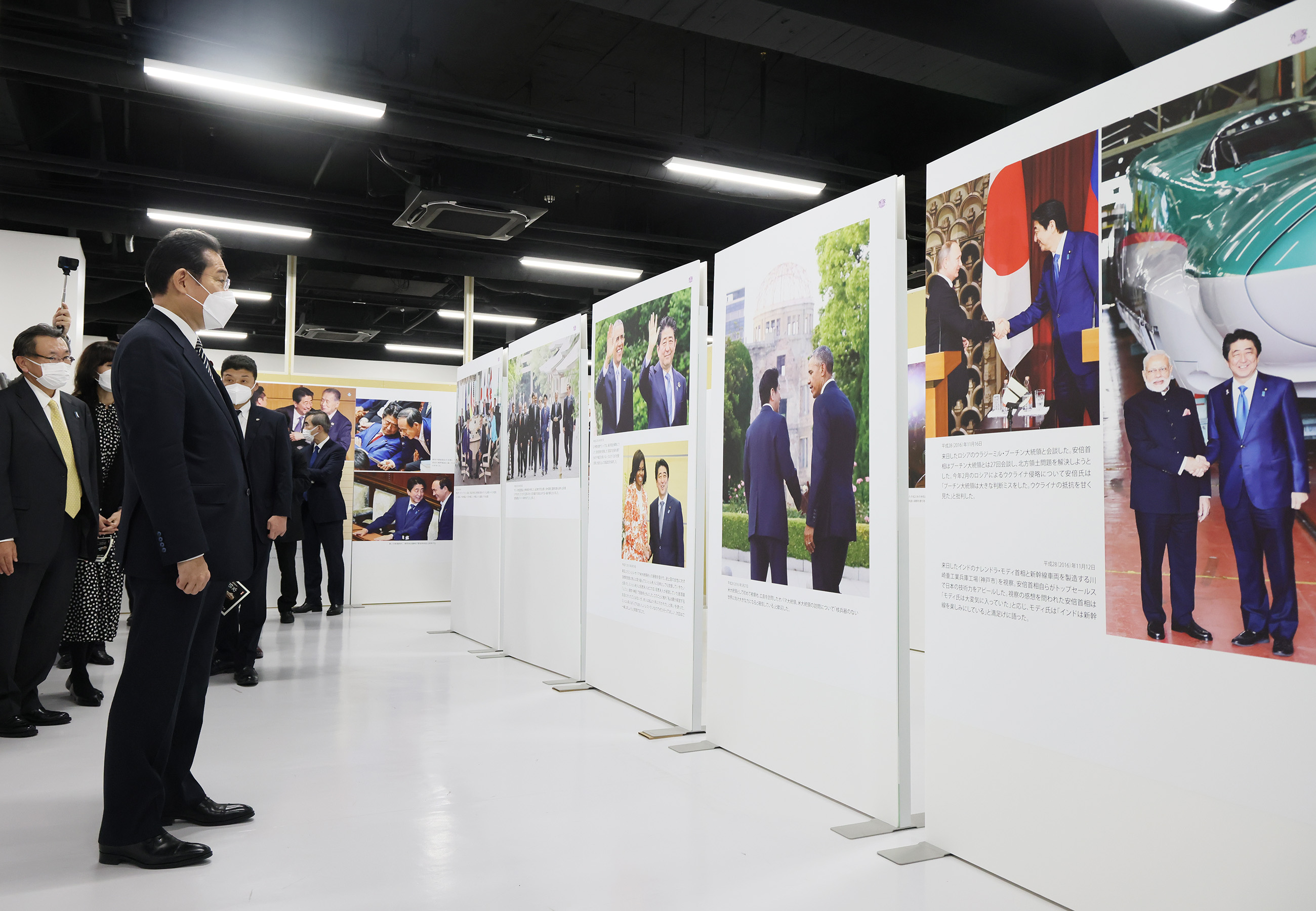 写真展を訪問する岸田総理２