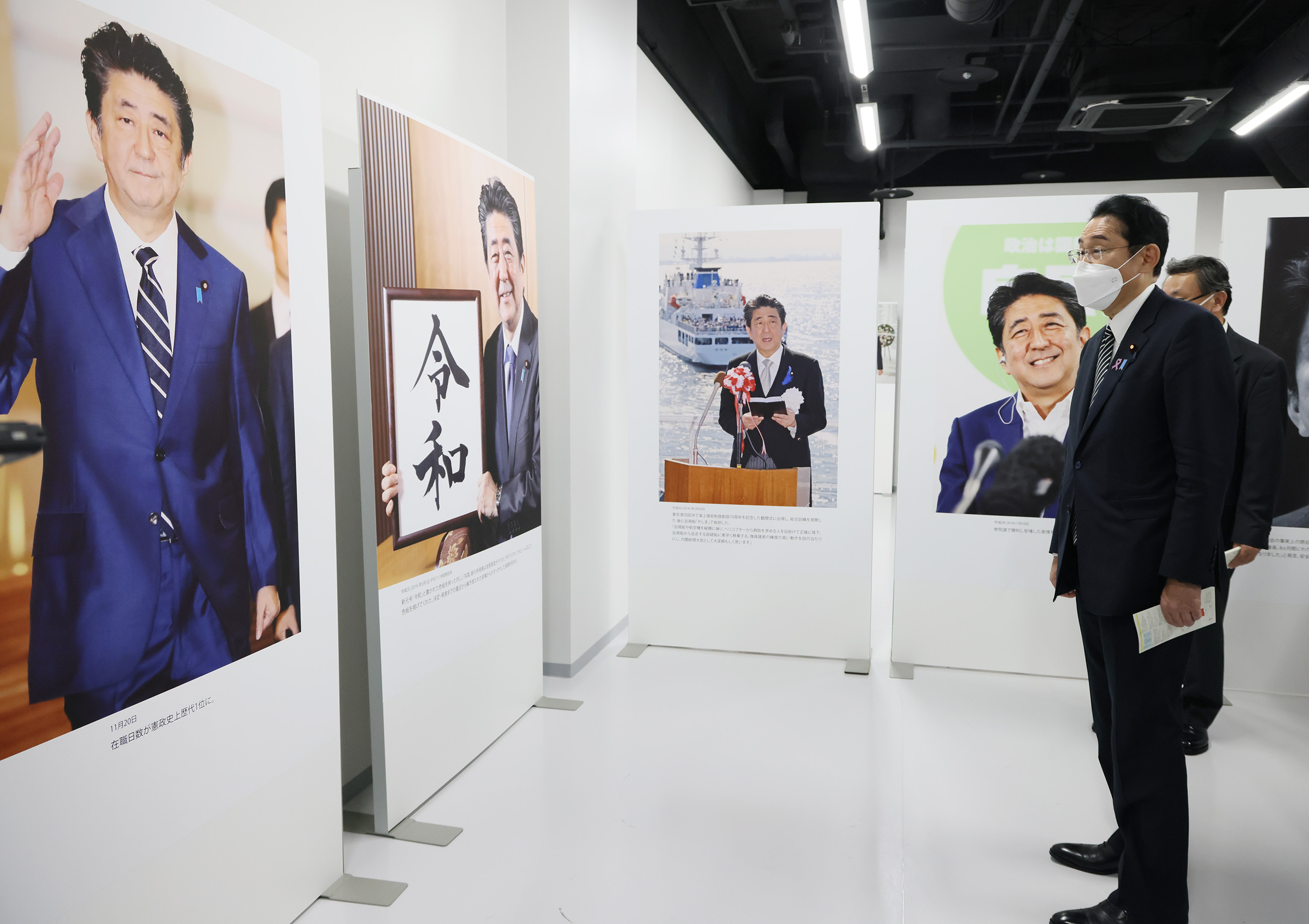 写真展を訪問する岸田総理３
