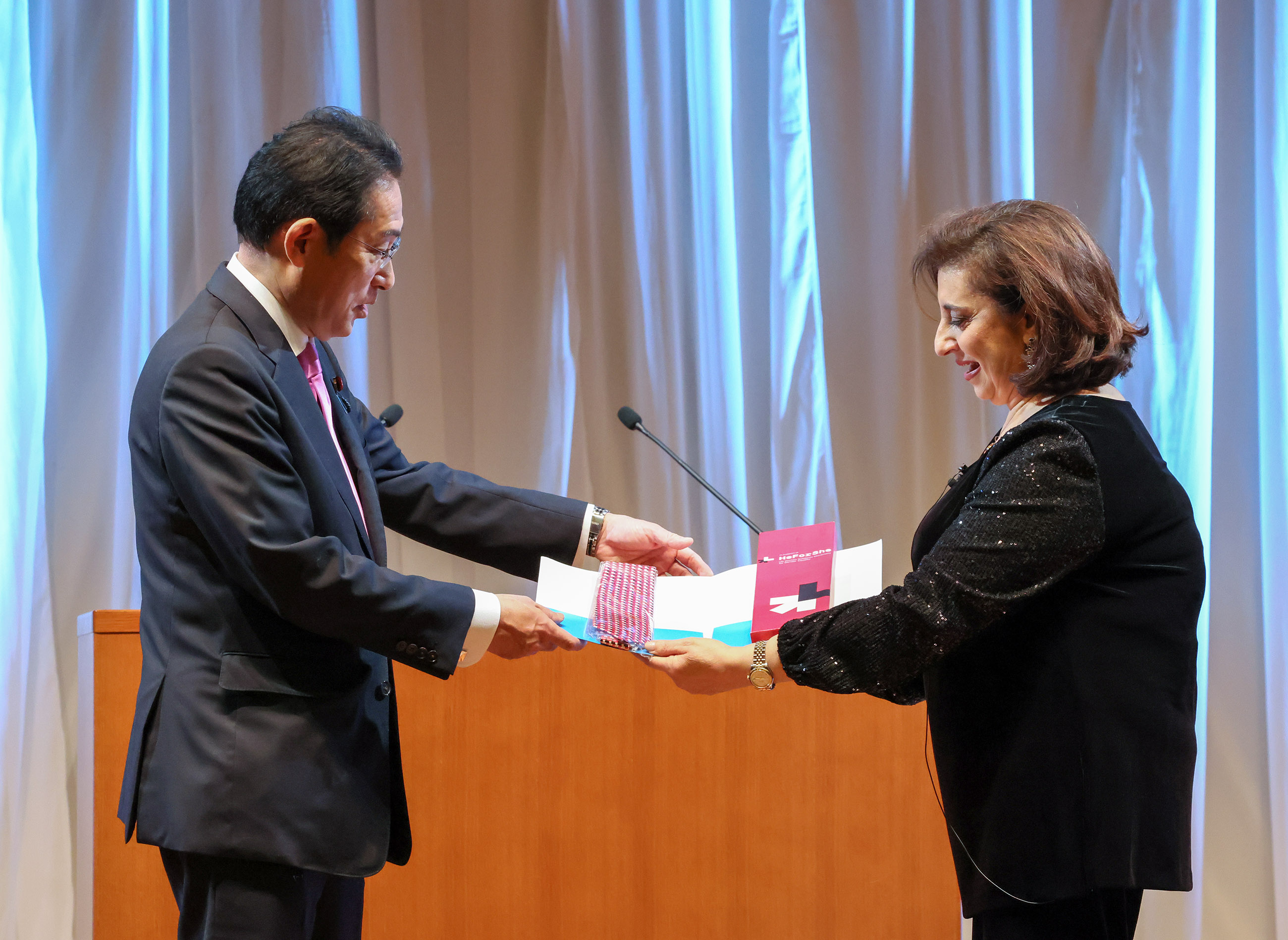 シマ・バフース国連女性機関事務局長から記念品を受け取る岸田総理１