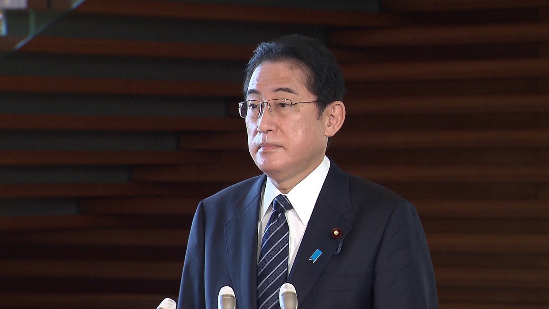 記者の質問に答える岸田総理