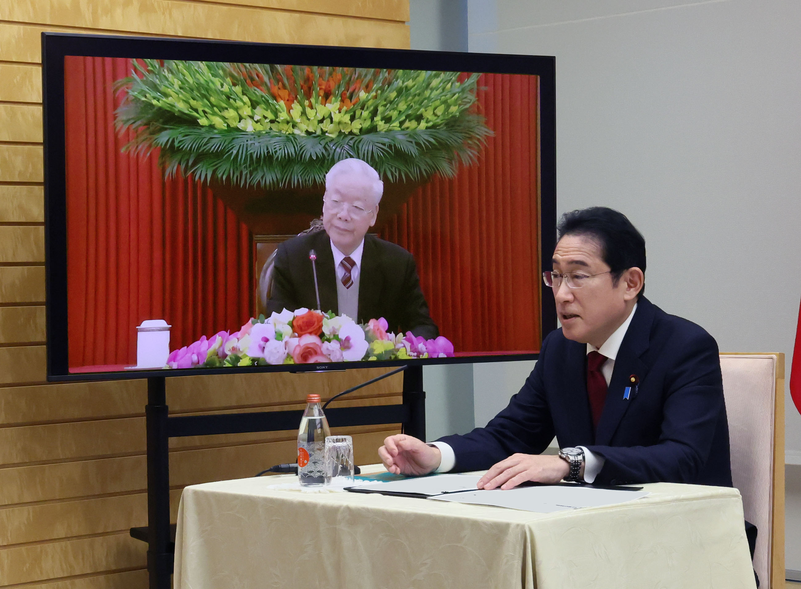 チョン・ベトナム共産党書記長とテレビ会談を行う岸田総理１