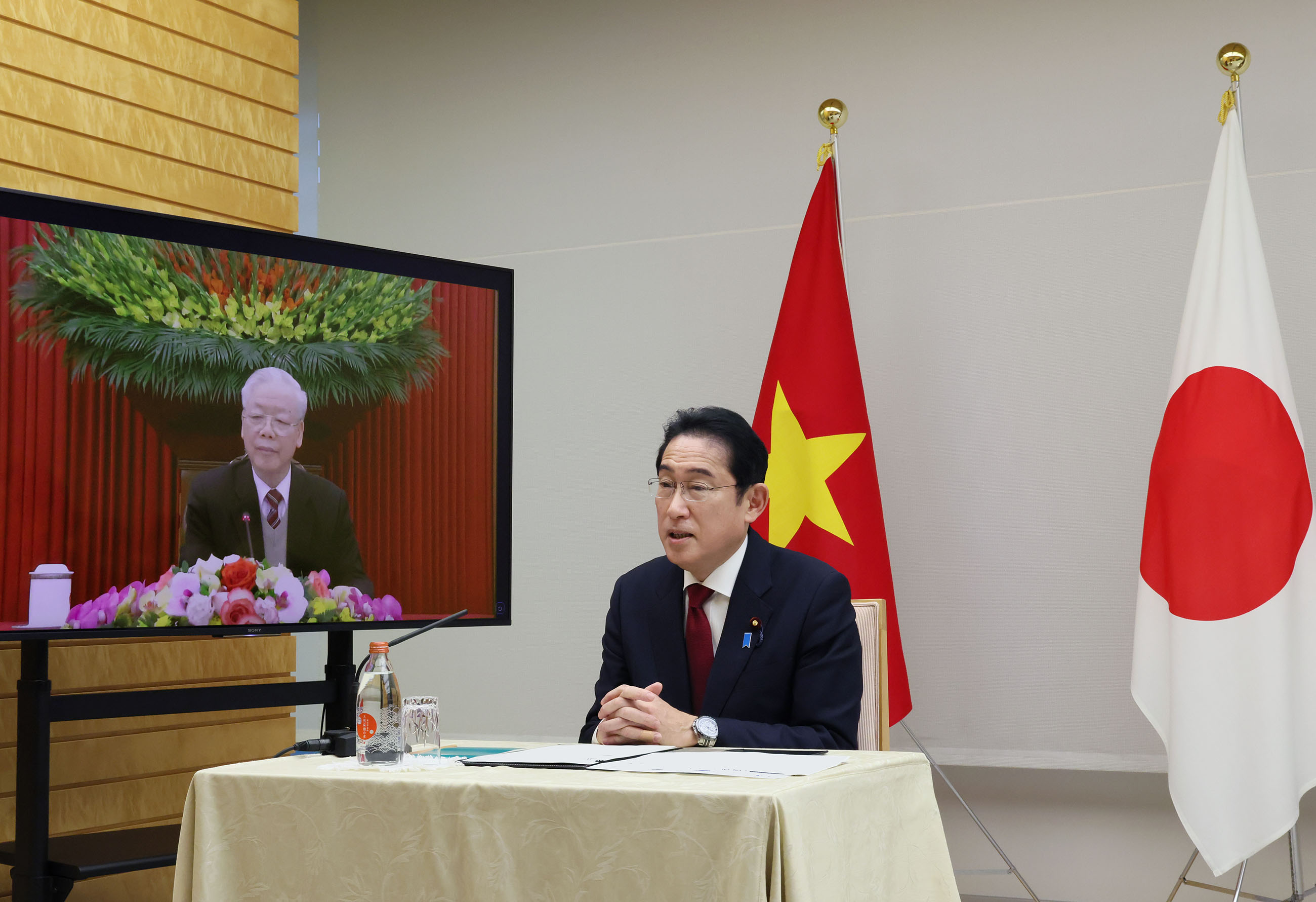 チョン・ベトナム共産党書記長とテレビ会談を行う岸田総理２