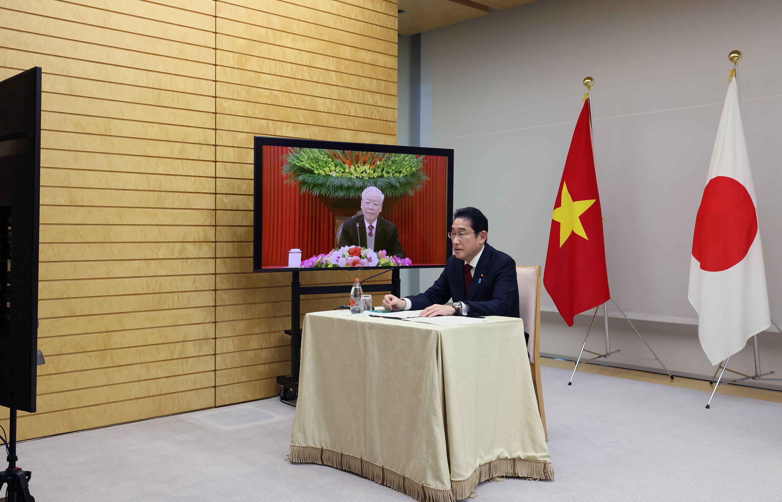 チョン・ベトナム共産党書記長とテレビ会談を行う岸田総理３