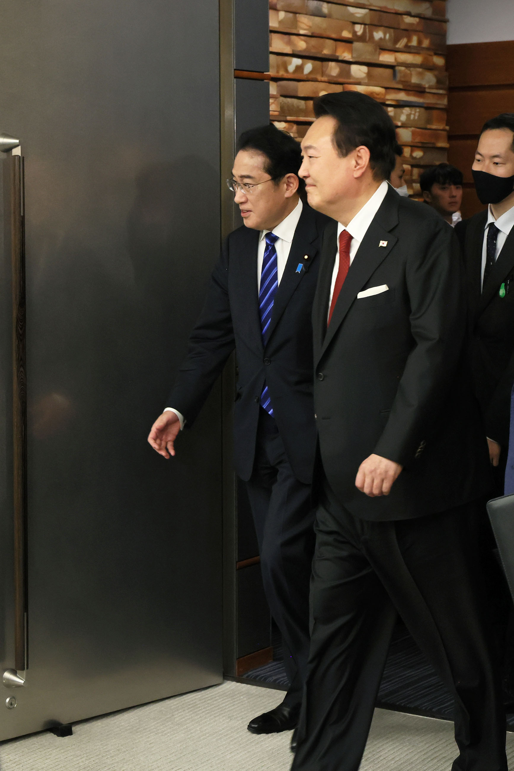 日韓首脳会談（全体会合）に臨む両首脳