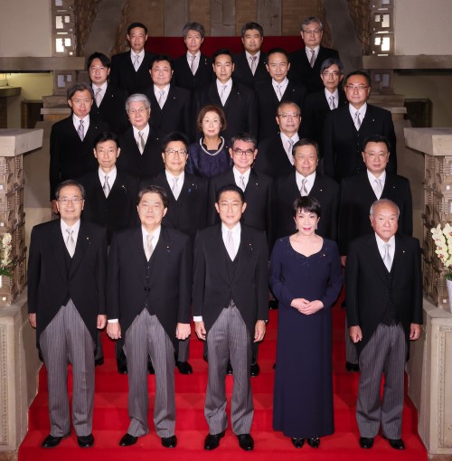 写真：第2次岸田改造内閣の閣僚全員による記念撮影