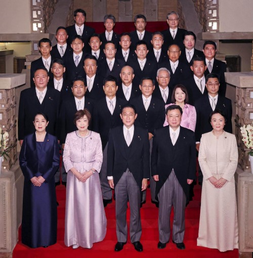 写真：第2次岸田改造内閣の副大臣全員による記念撮影