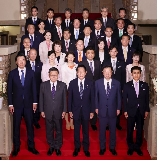 写真：第2次岸田改造内閣の大臣政務官全員による記念撮影