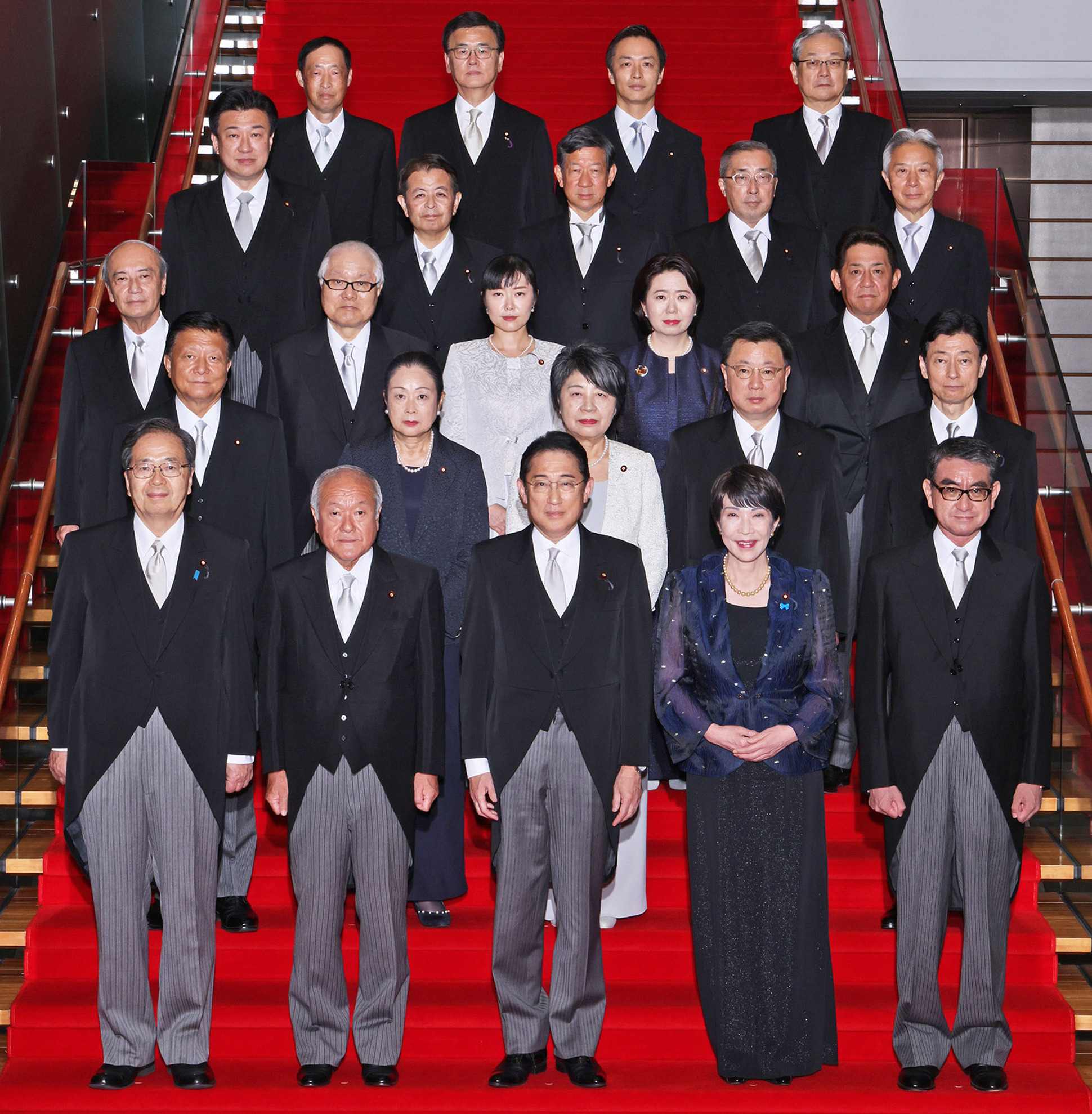 写真：第2次岸田第2次改造内閣の閣僚全員による記念撮影