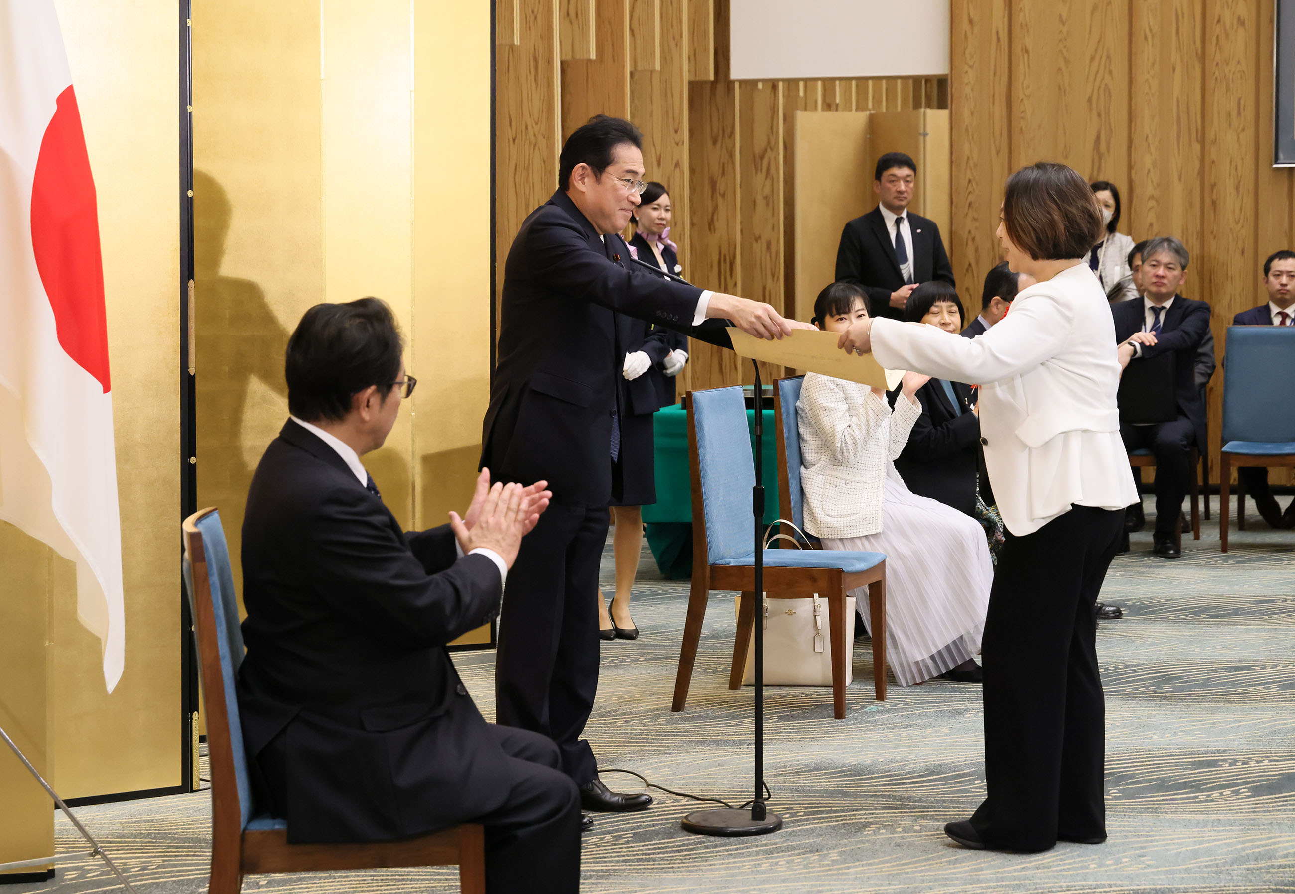 表彰状を授与する岸田総理１