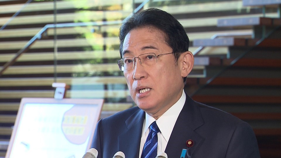 記者の質問に答える岸田総理