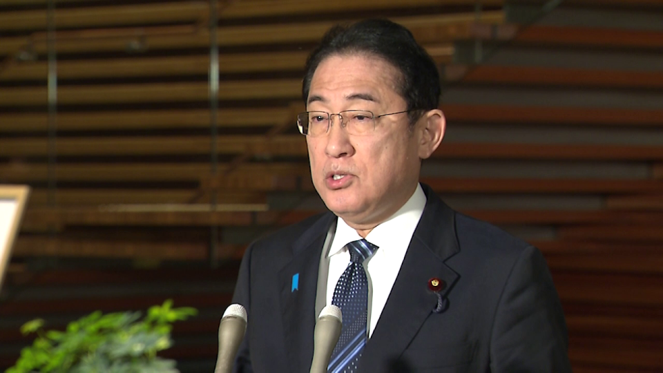 記者の質問に答える岸田総理