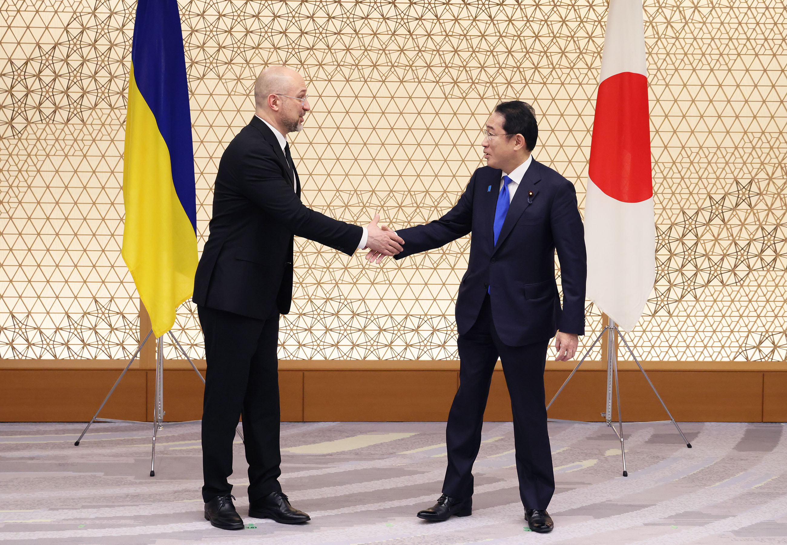 シュミハリ・ウクライナ首相と懇談する岸田総理１