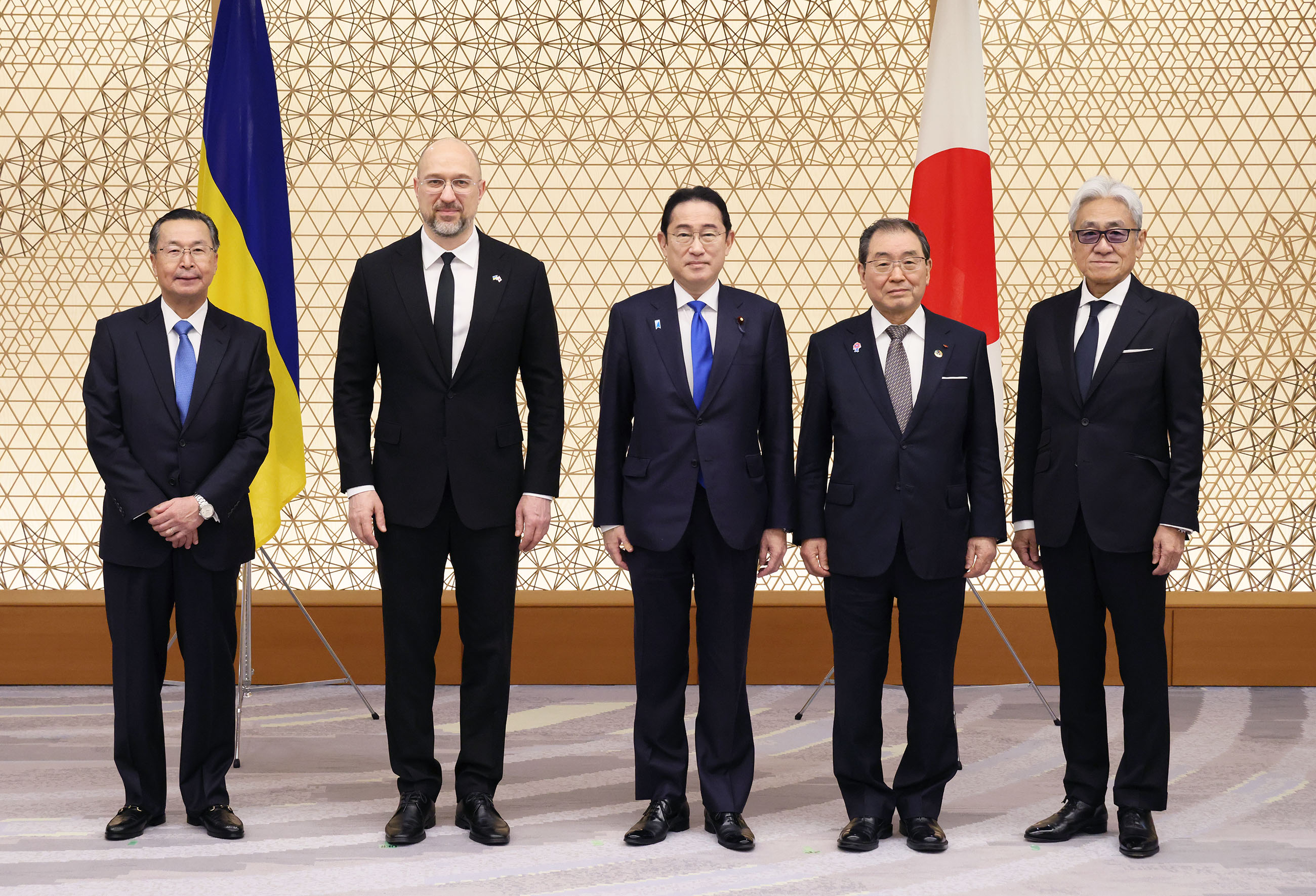 シュミハリ・ウクライナ首相と懇談する岸田総理３