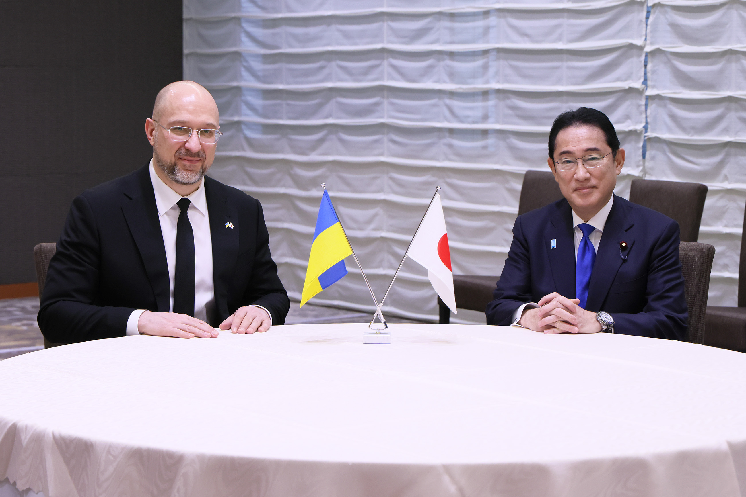 シュミハリ・ウクライナ首相と懇談する岸田総理５