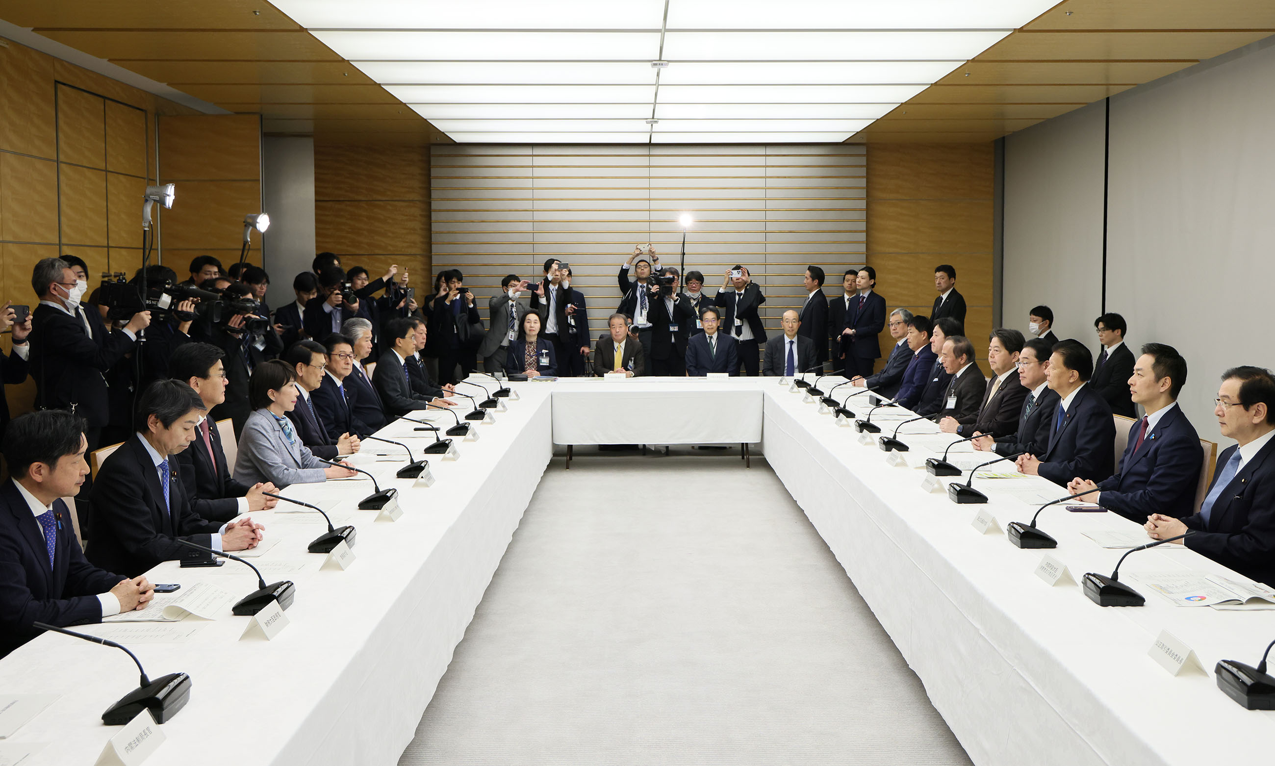 会議に臨む岸田総理３