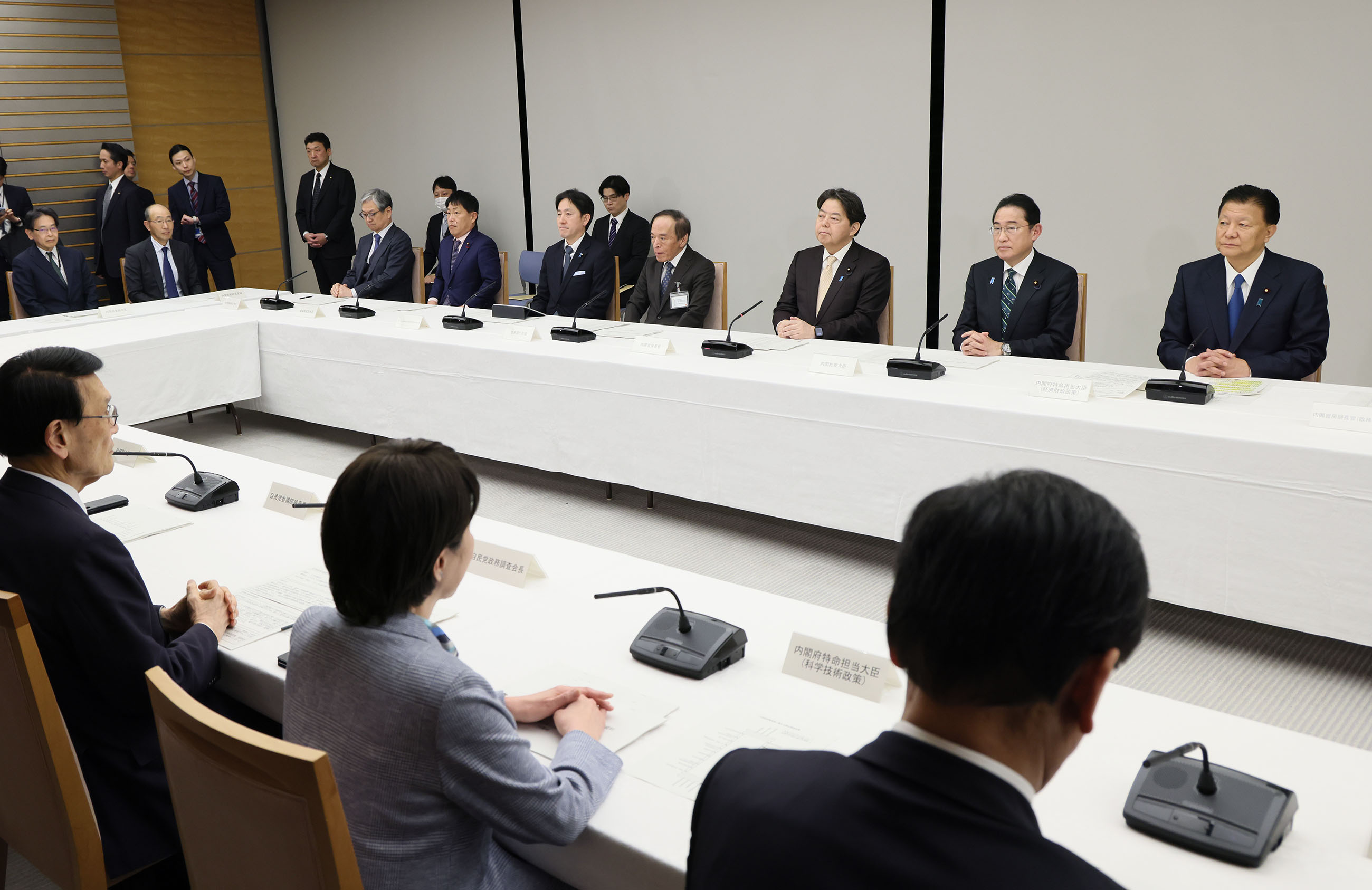 会議に臨む岸田総理２