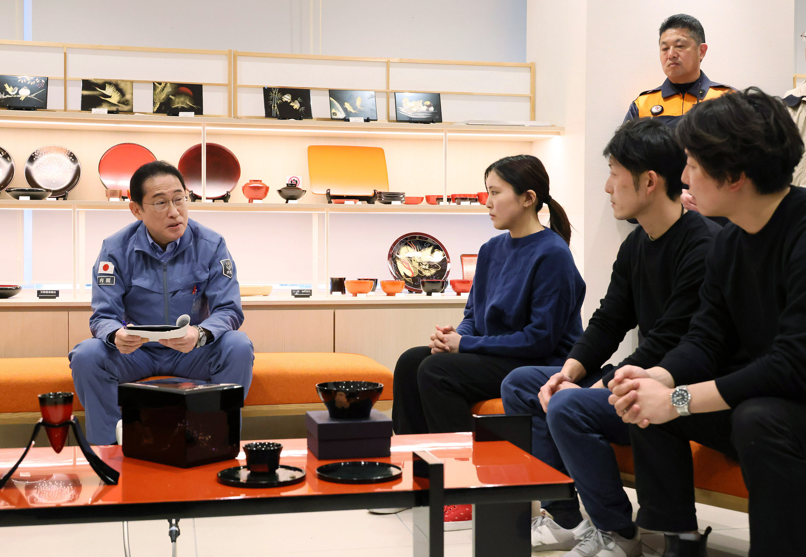 車座対話で発言する岸田総理４