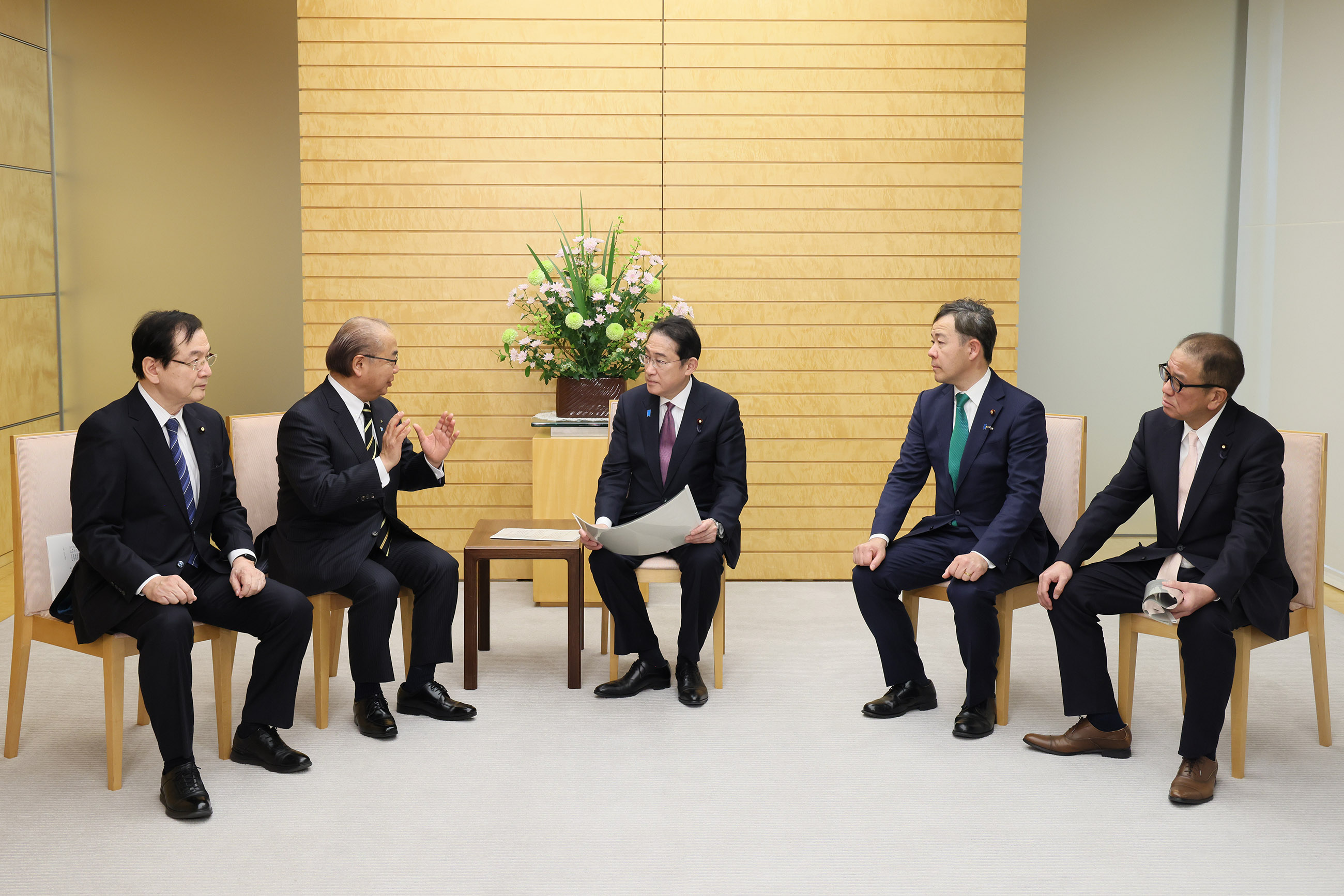 要望書を受け取る岸田総理２