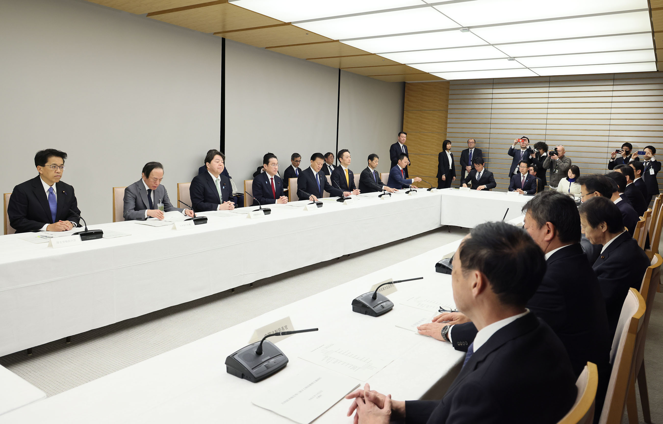 会議に臨む岸田総理２