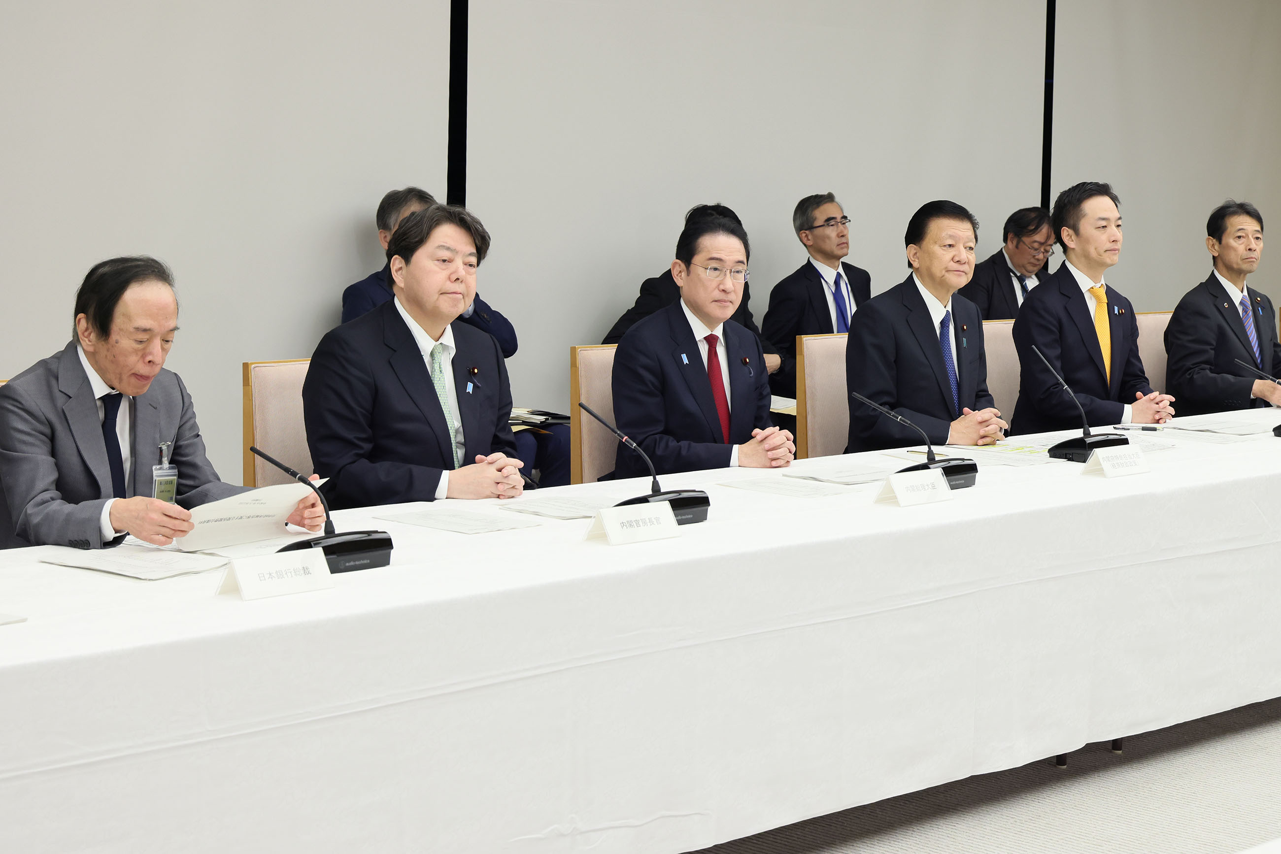 会議に臨む岸田総理３