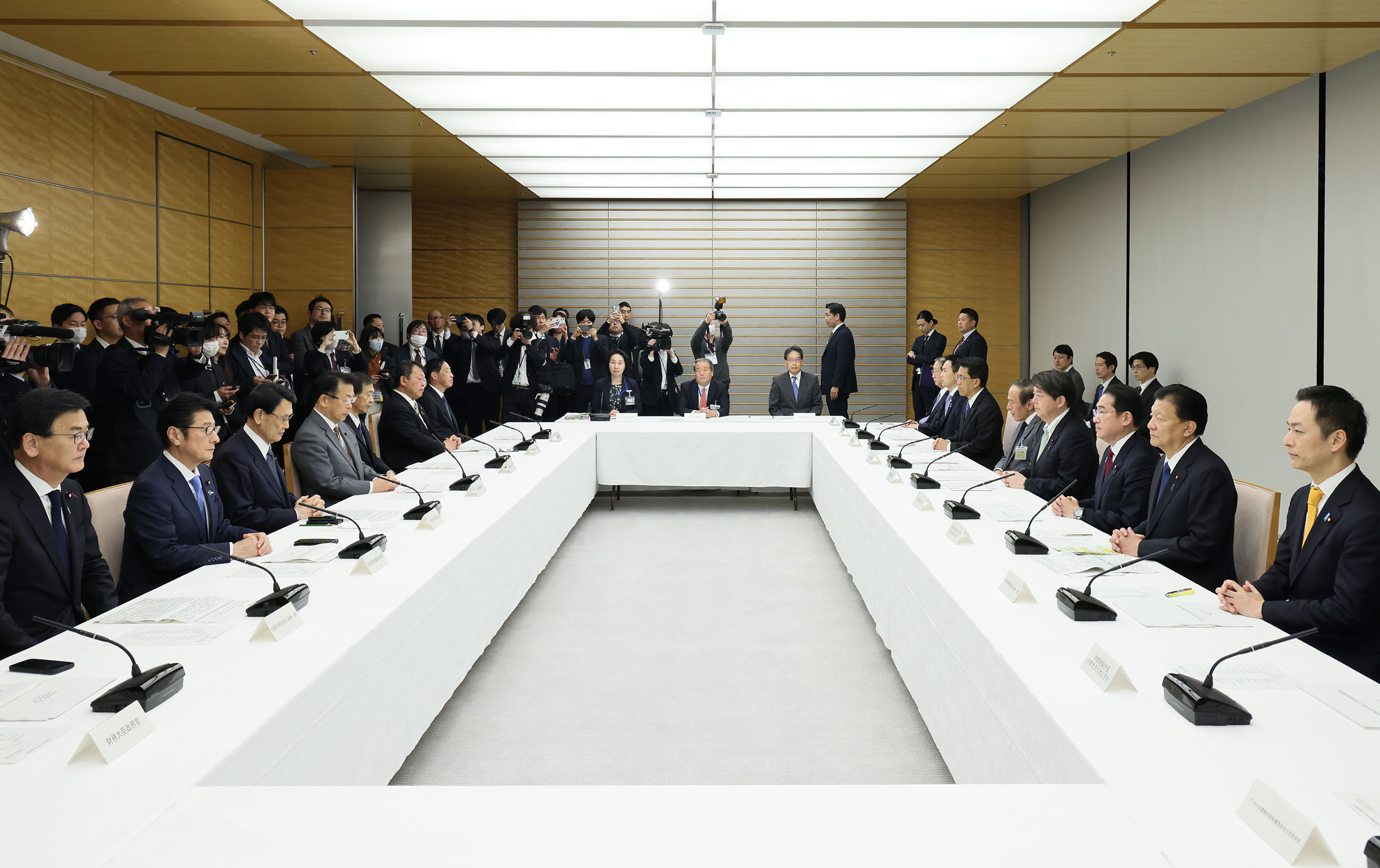 会議に臨む岸田総理４