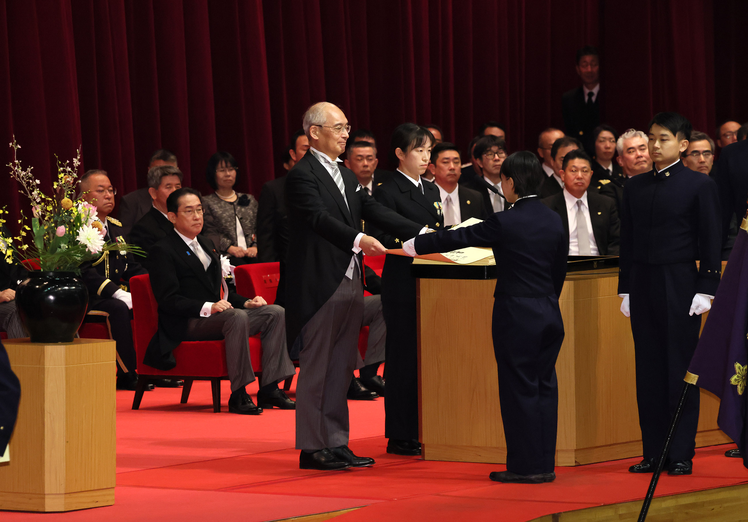 卒業証書授与を見守る岸田総理