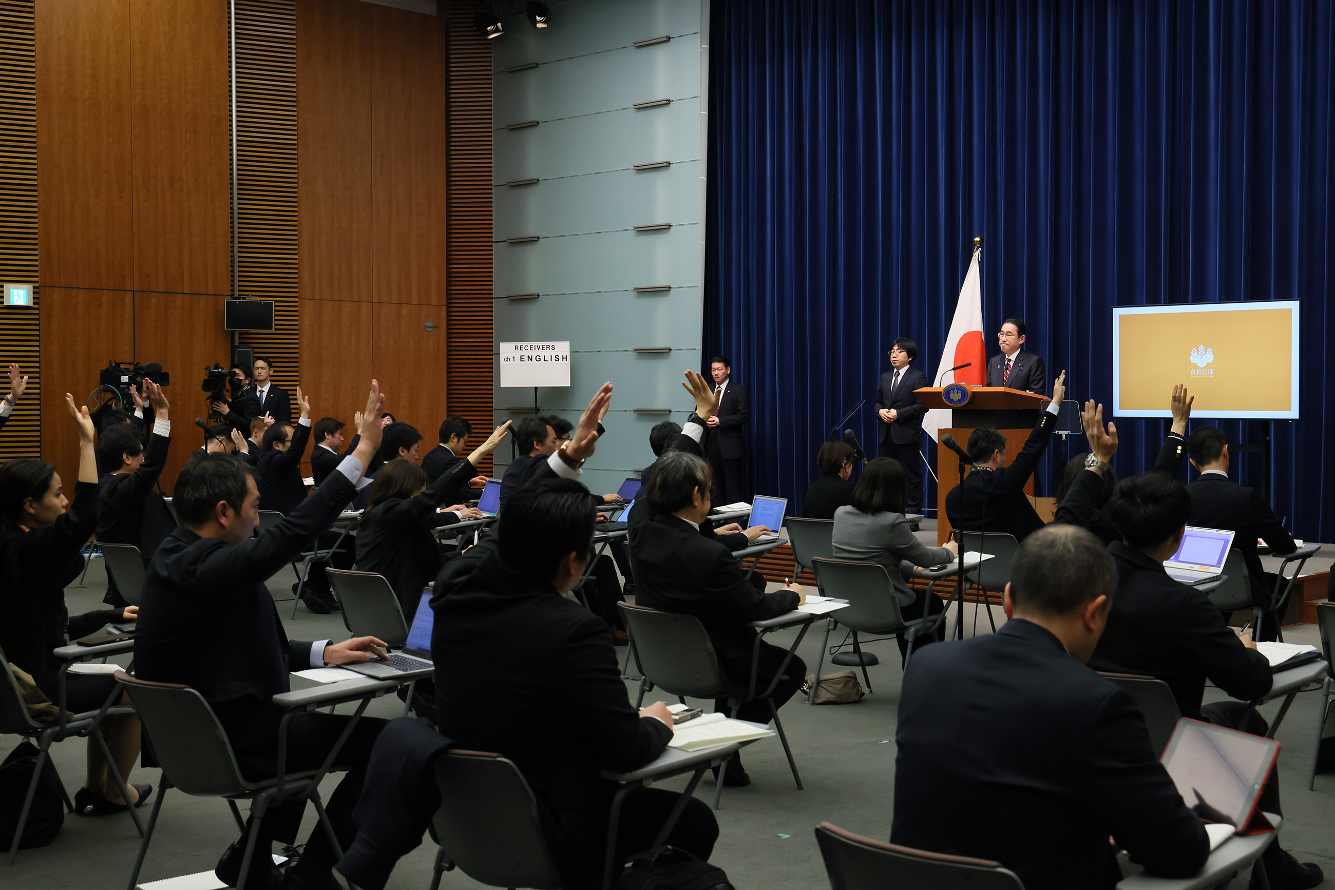 記者の質問に答える岸田総理１