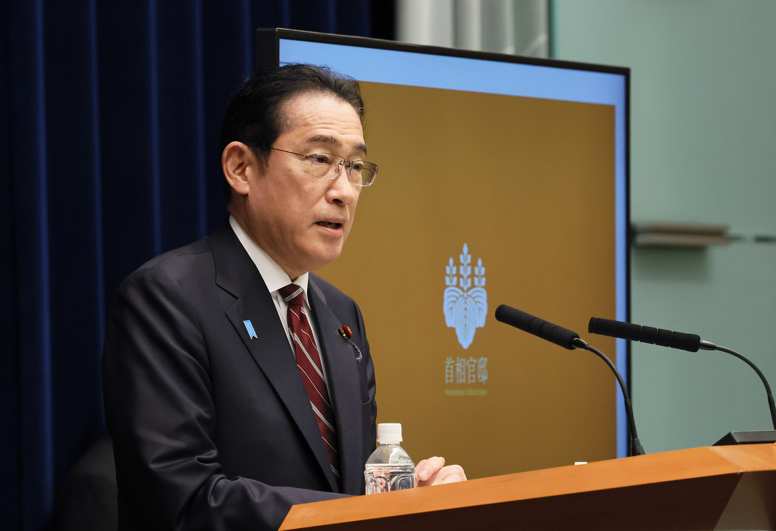 記者の質問に答える岸田総理２