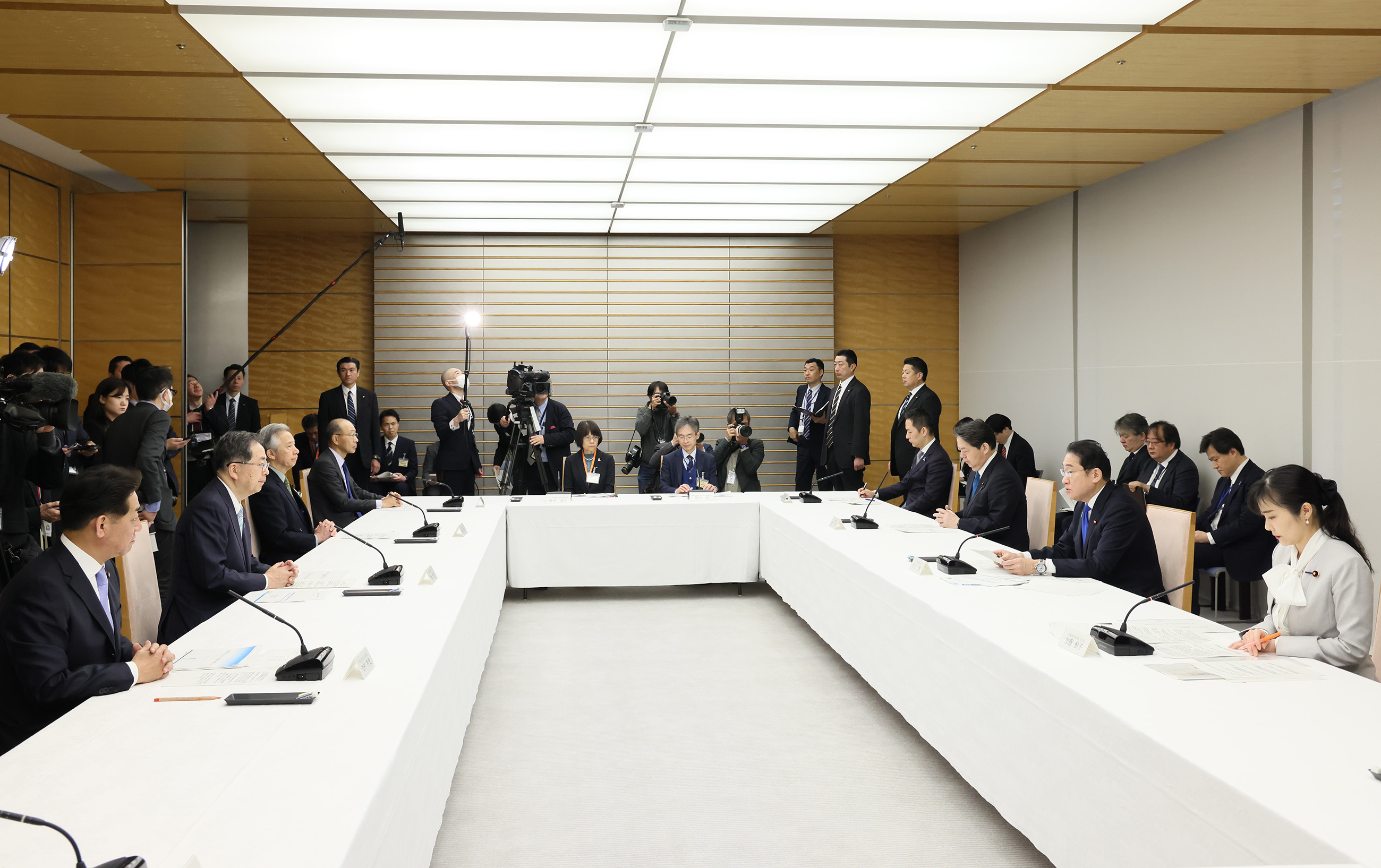 会議のまとめを行う岸田総理２