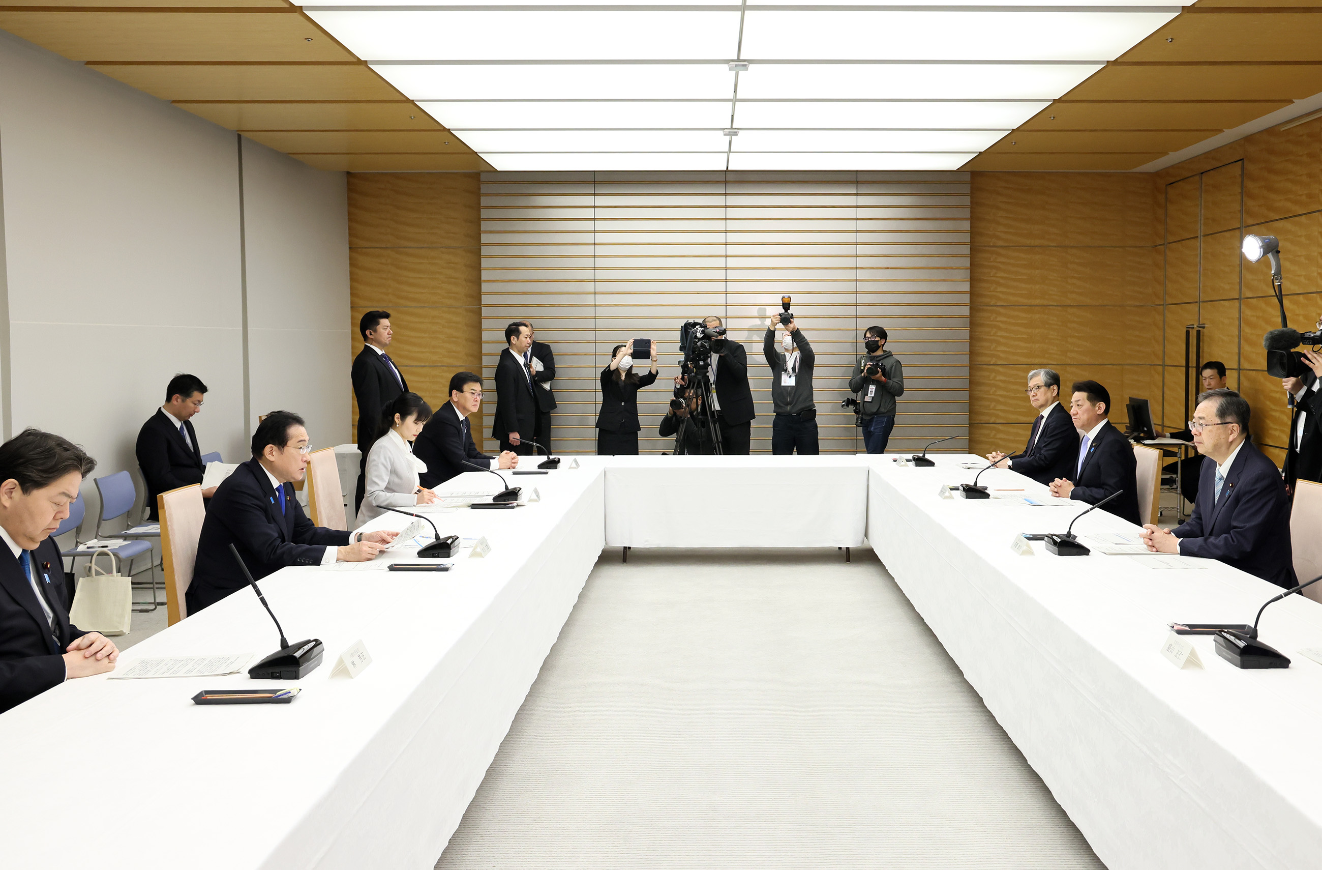 会議のまとめを行う岸田総理３