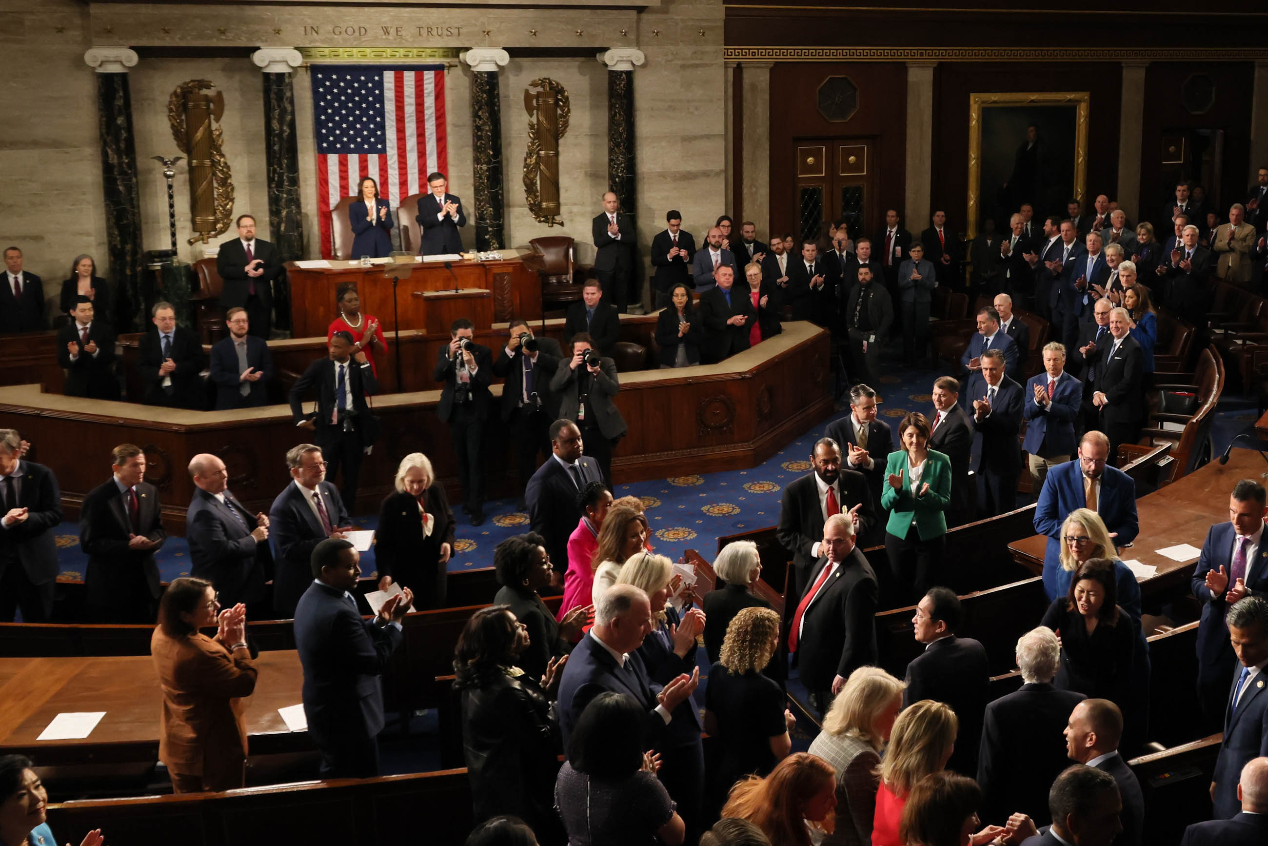 連邦議会上下両院合同会議において演説する総理２