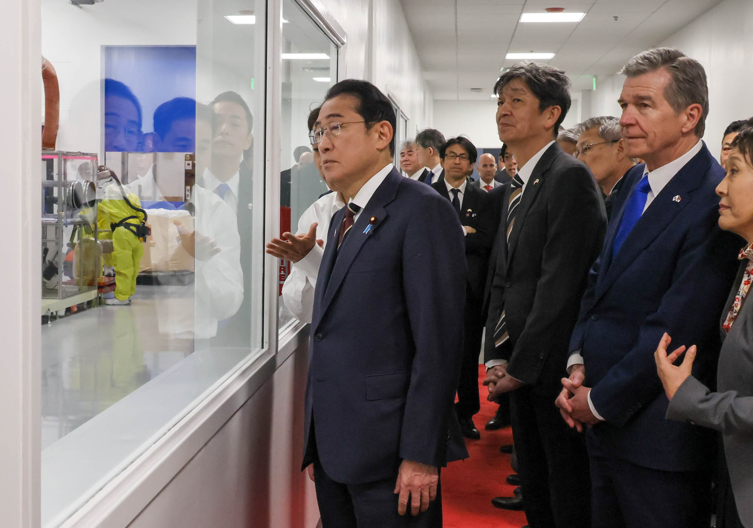 トヨタ電池工場を訪問する岸田総理４