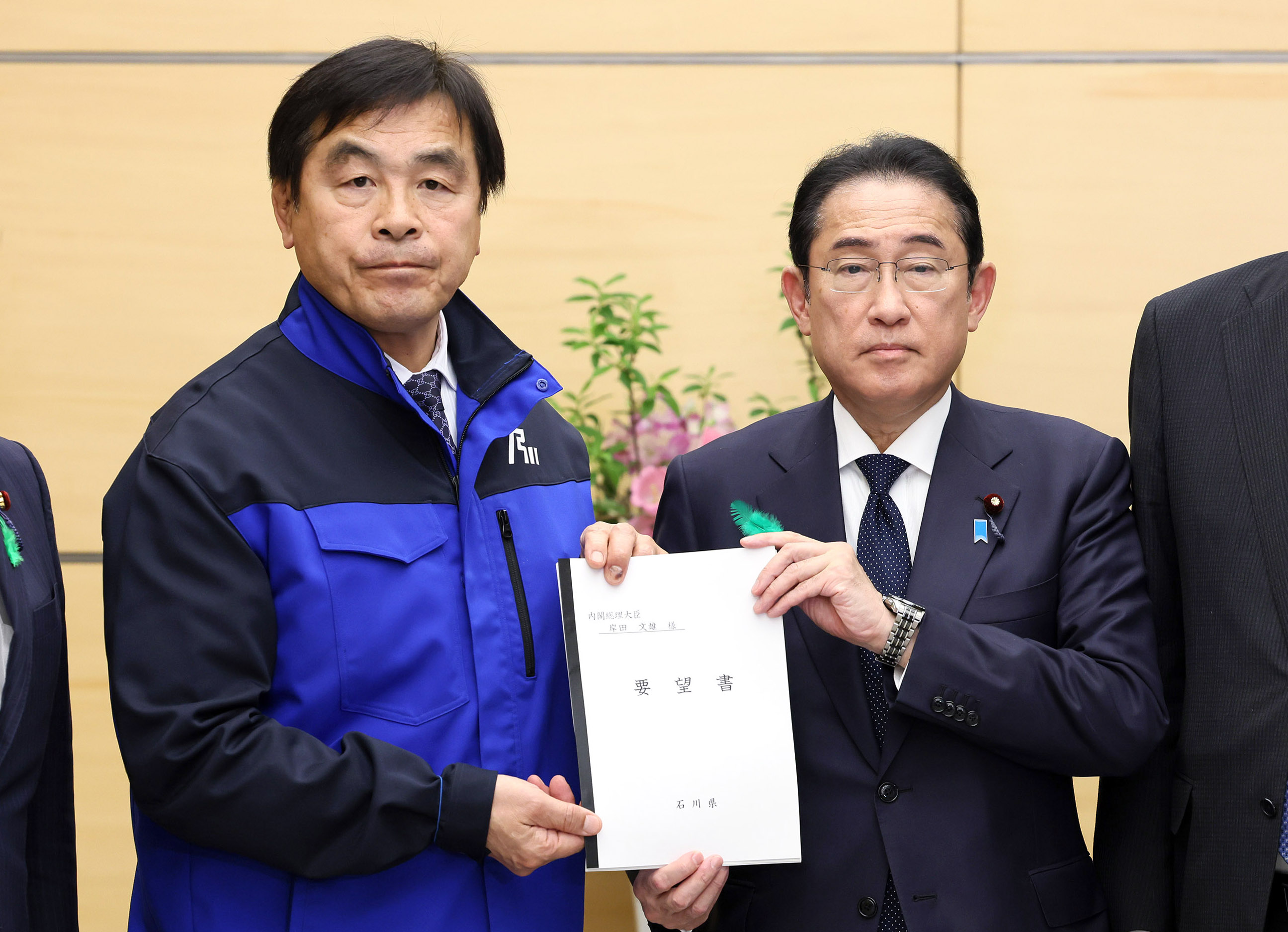 要望書を受け取る岸田総理４