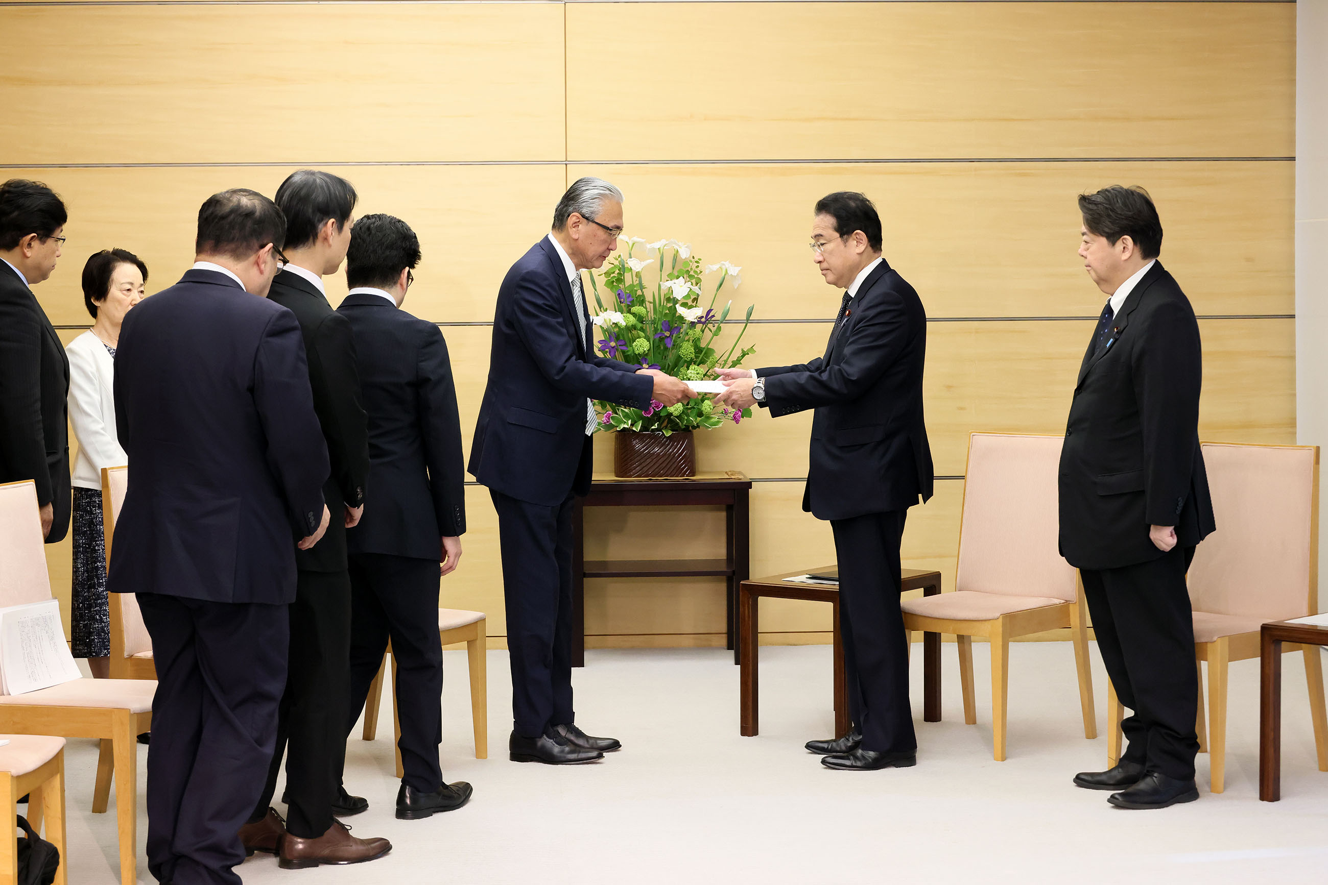 米国訪問の結果報告を受け取る岸田総理２