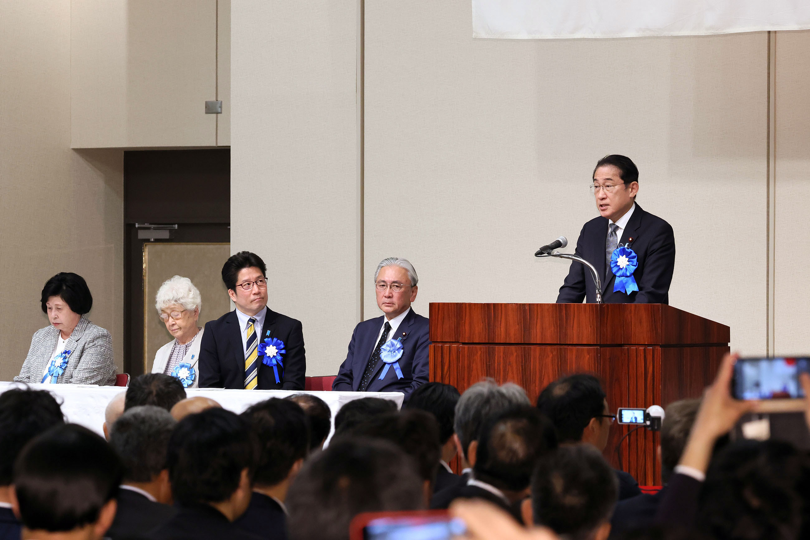 挨拶する岸田総理４