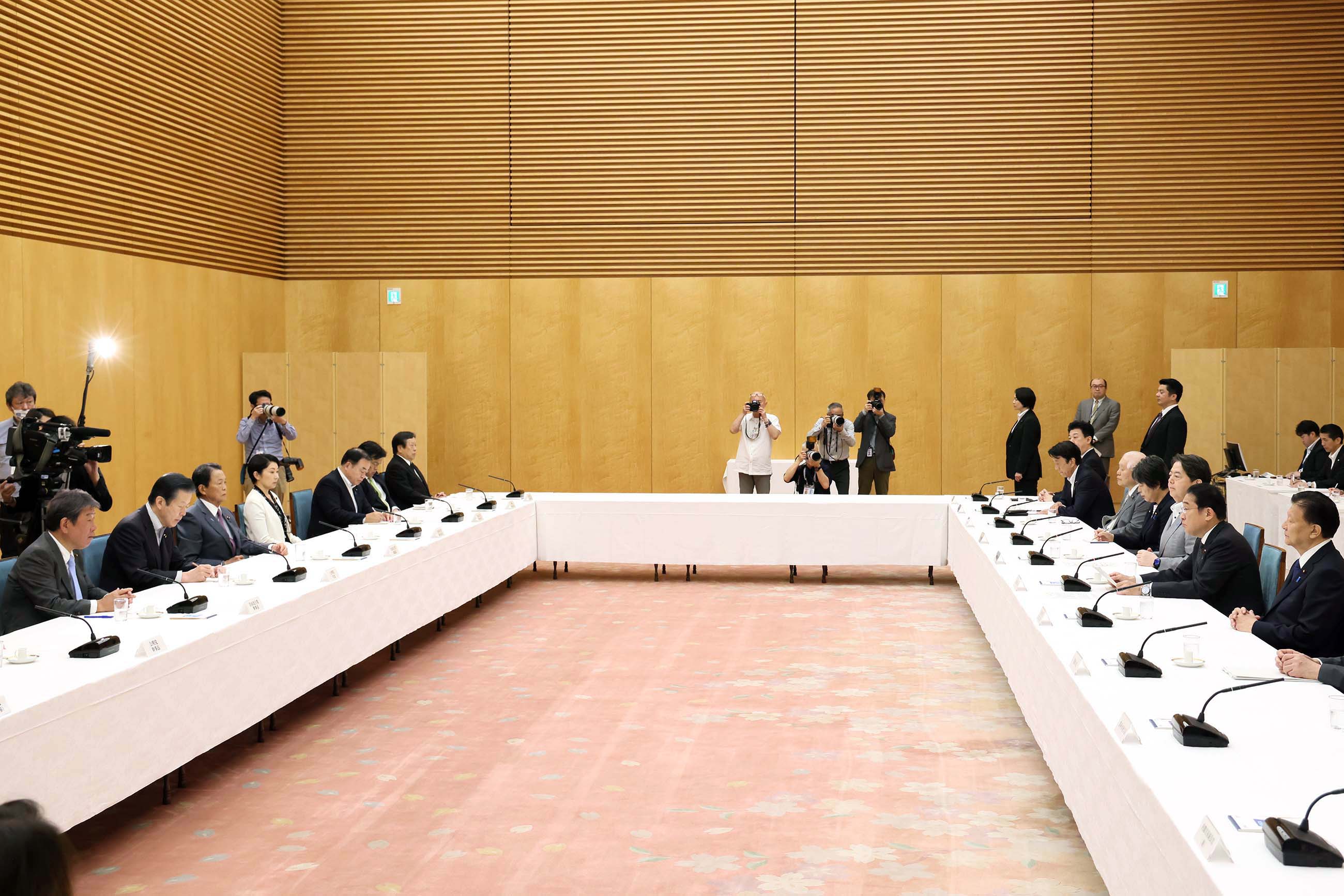 挨拶する岸田総理３