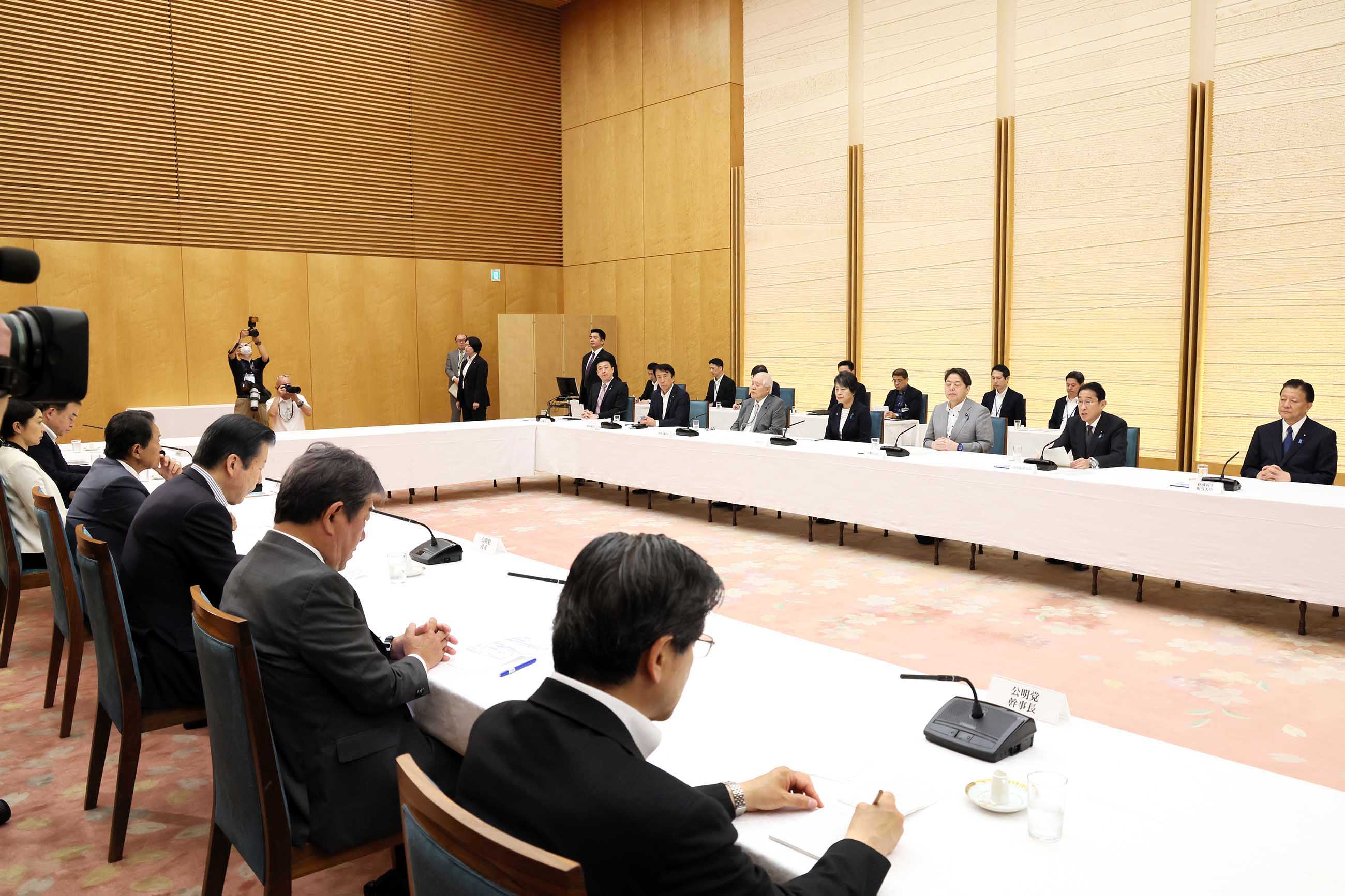 挨拶する岸田総理４