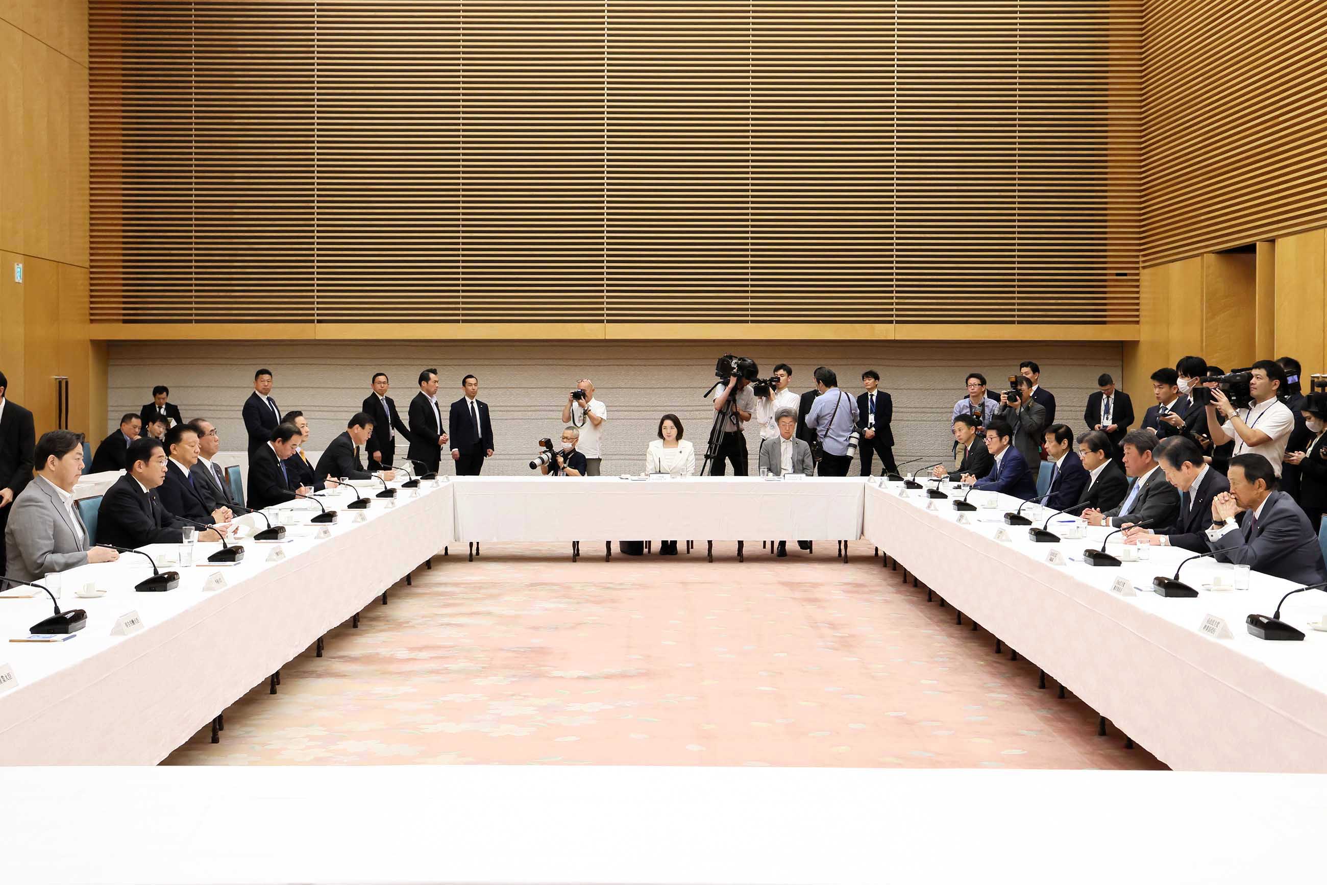 挨拶する岸田総理５