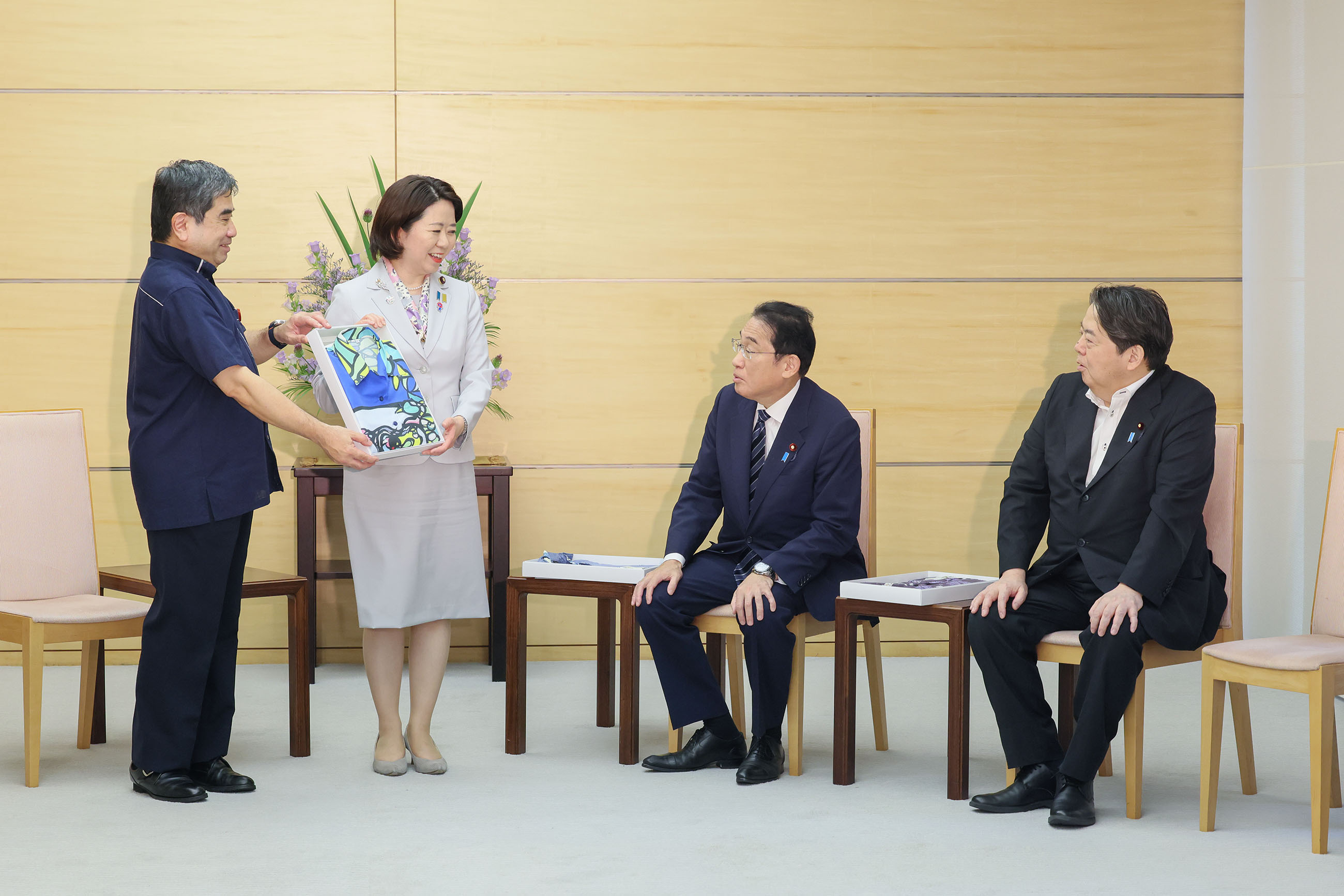 贈呈を受ける岸田総理３