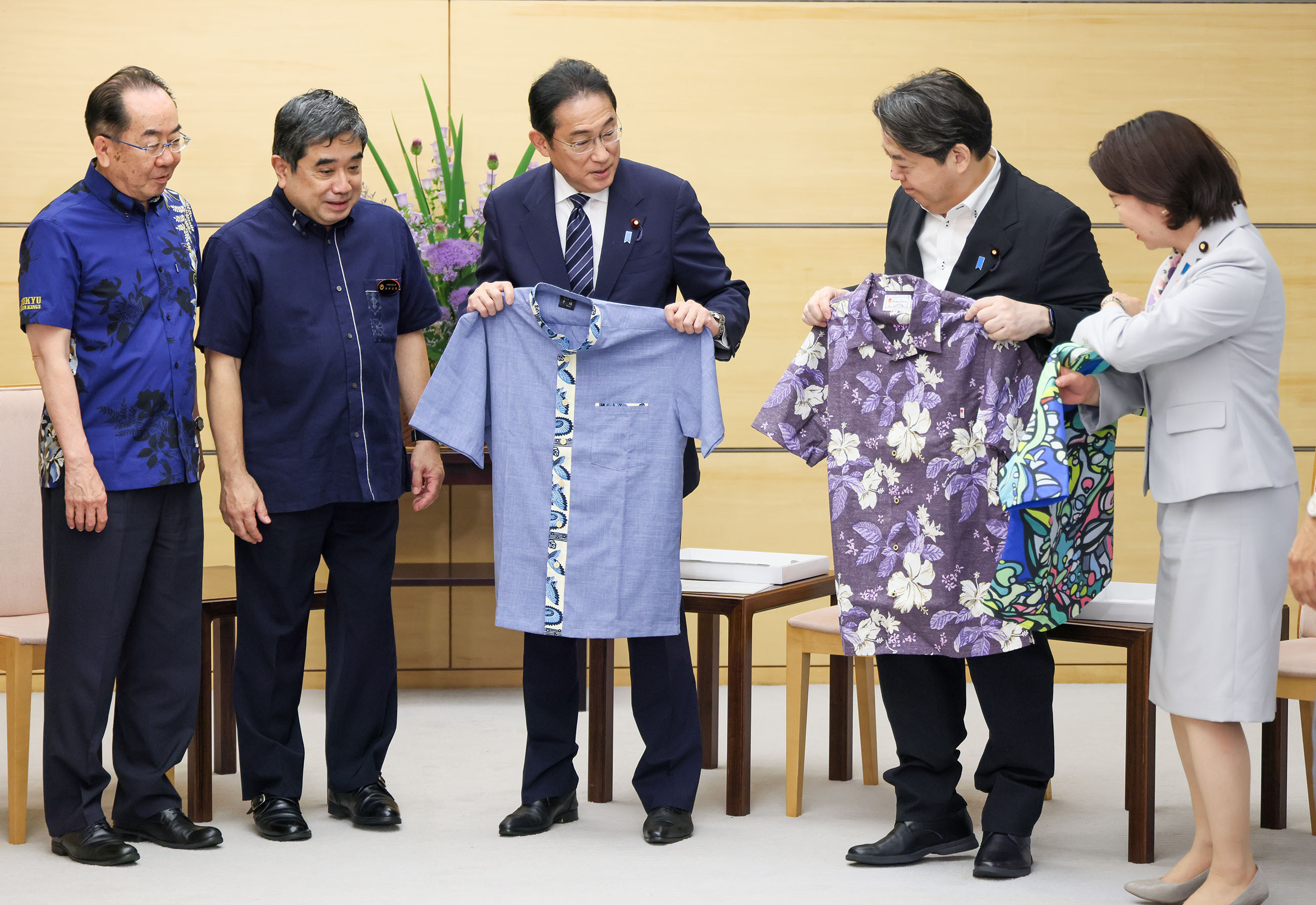 贈呈を受ける岸田総理４