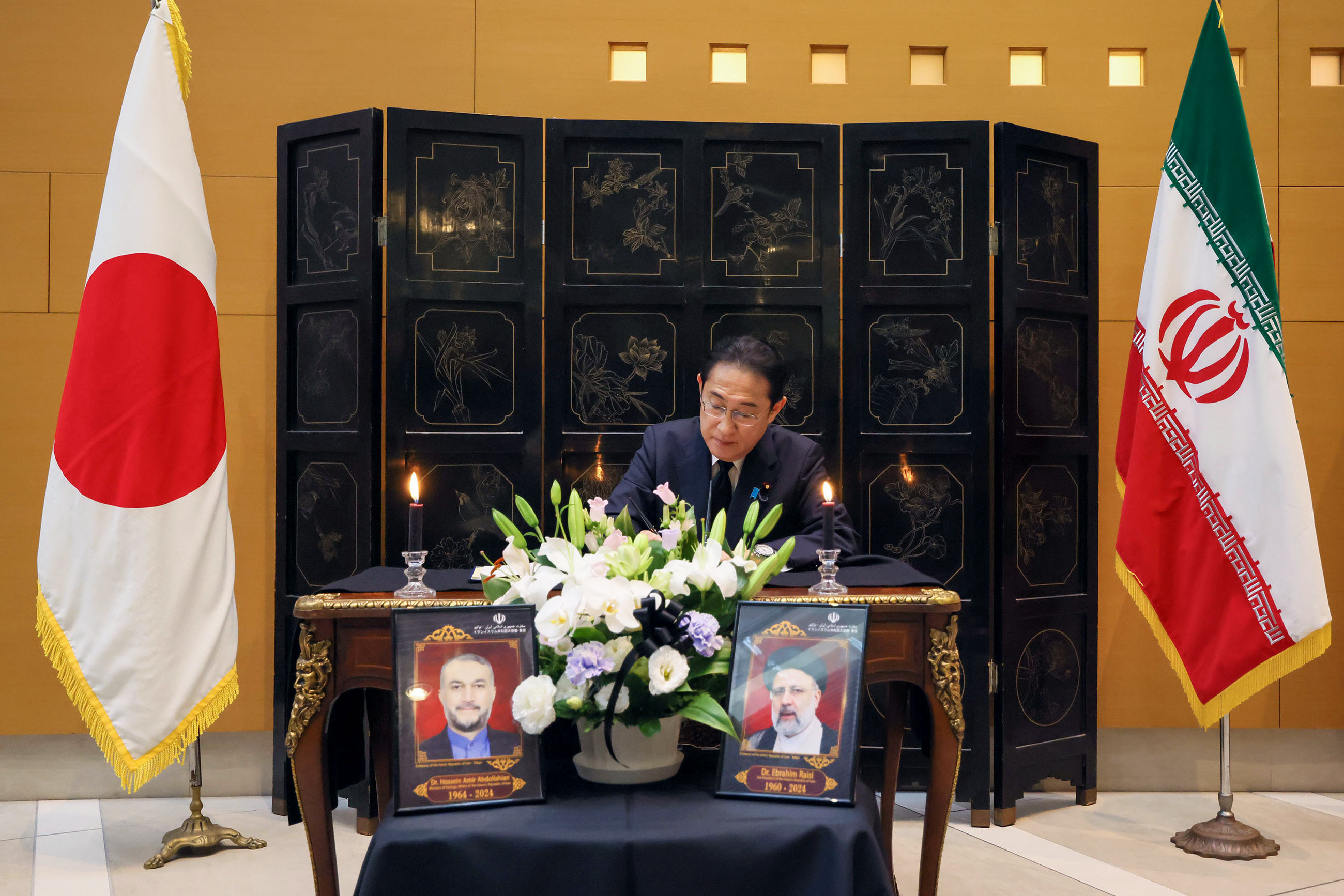 弔問する岸田総理